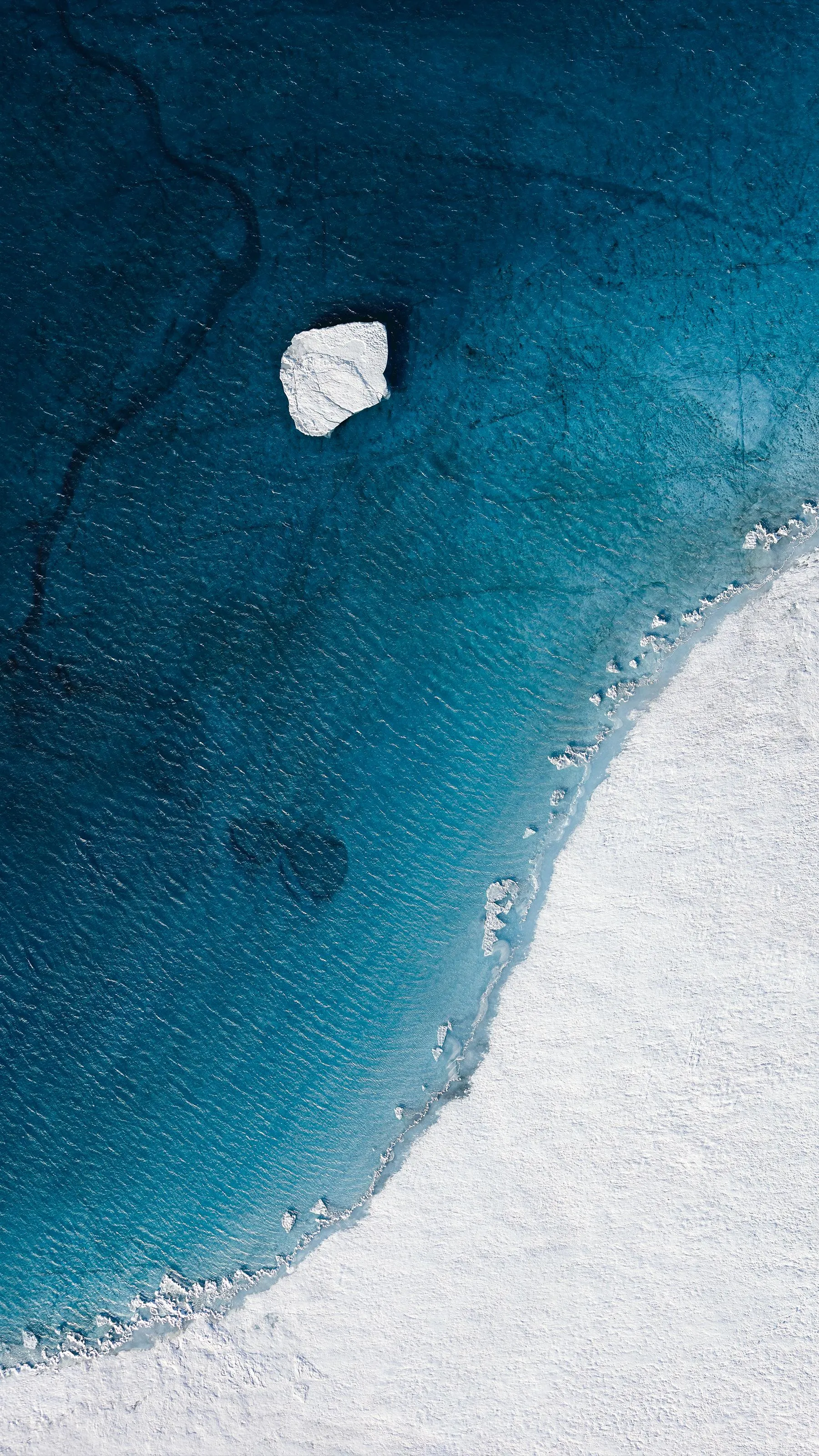 Blue Ocean Shoreline with White Sand and Waves Wallpaper