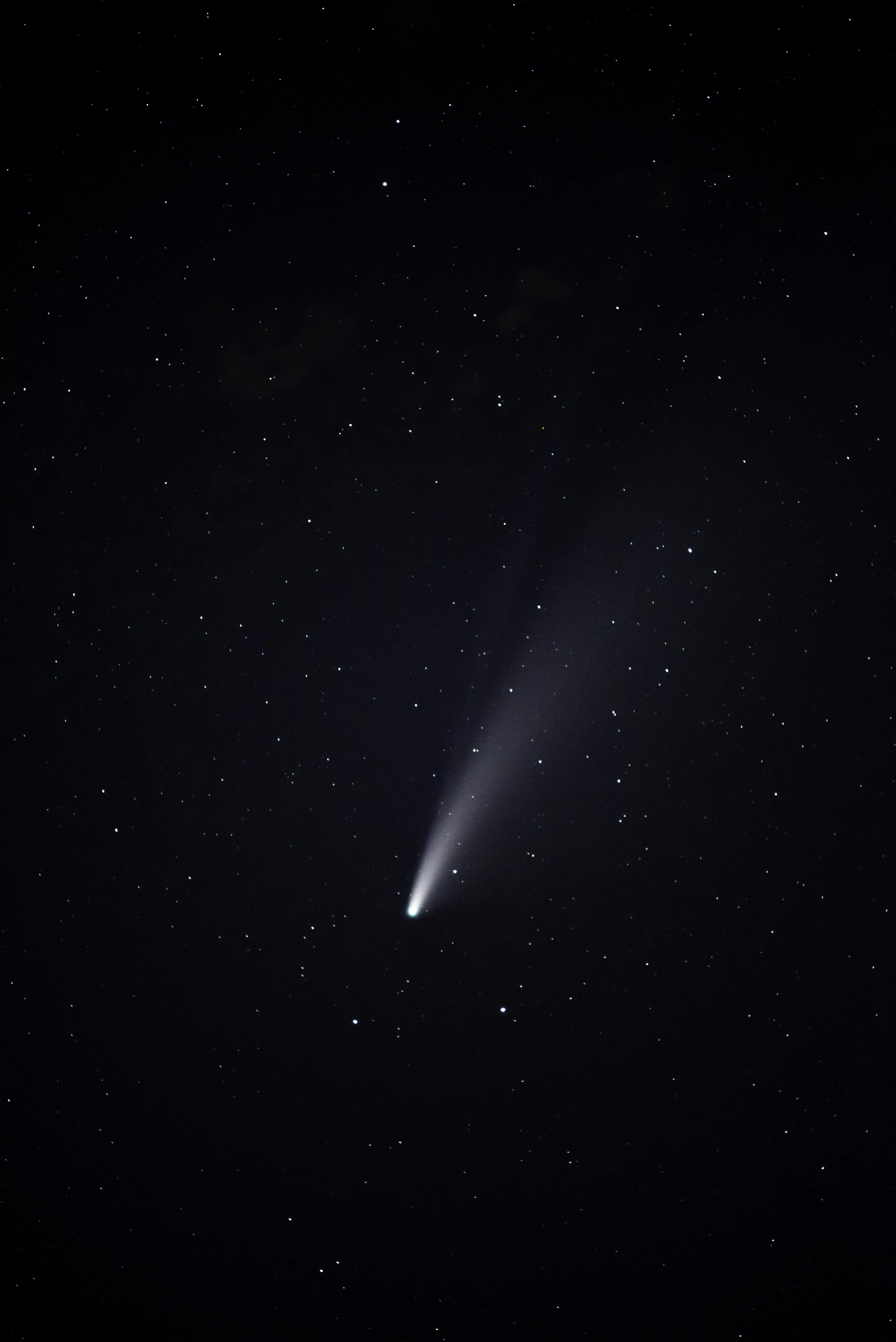 Bright Comet Streaking Across Starry Night Sky Wallpaper