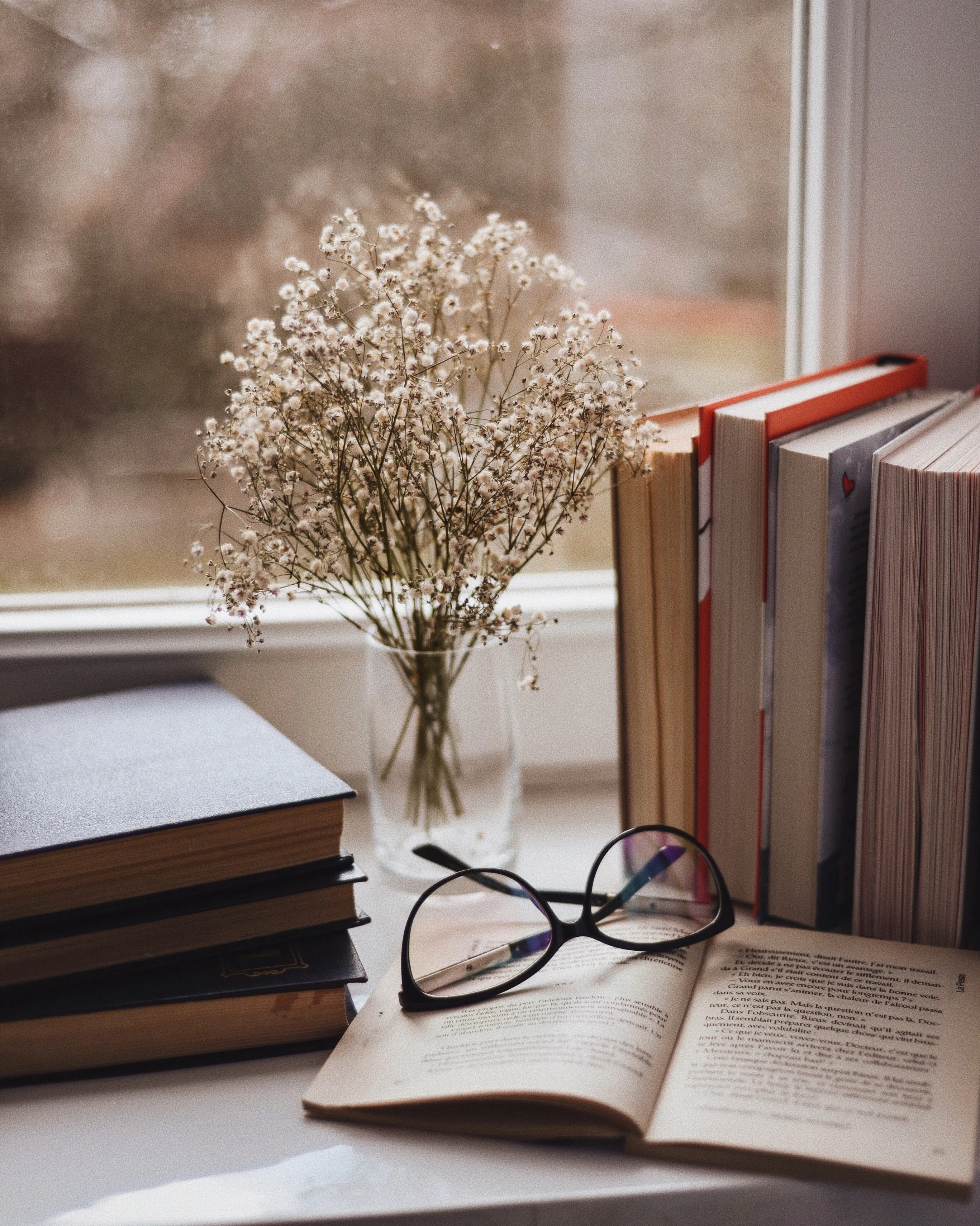 Cozy Reading Corner with Books and Soft Lighting Wallpaper