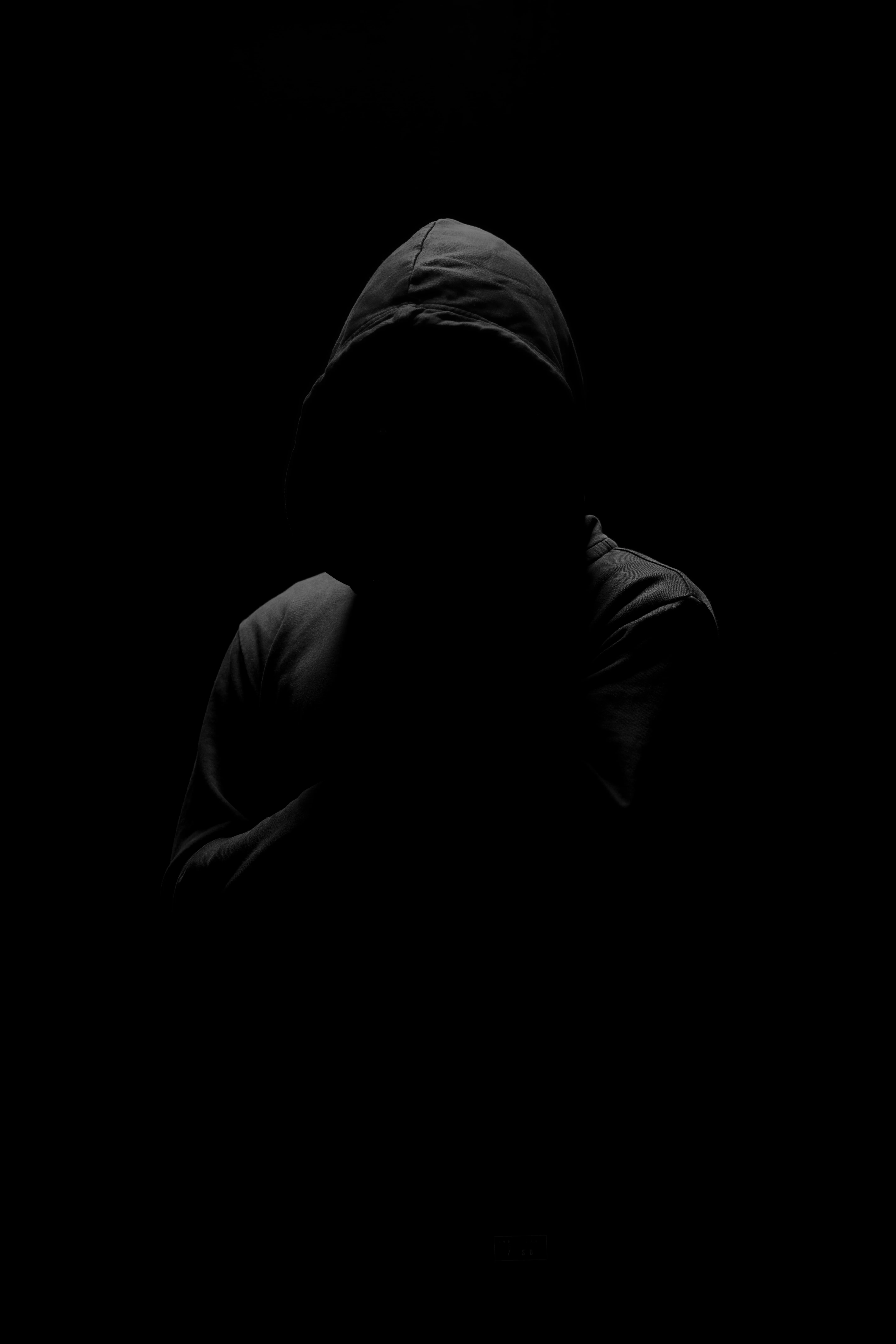Dark Mysterious Hooded Figure for Xiaomi 14 Ultra Wallpaper