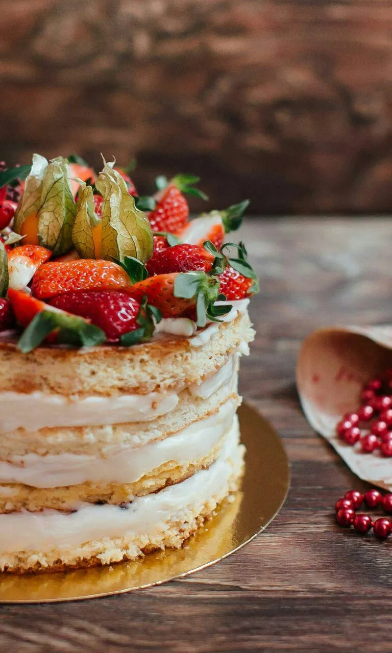 Delicious Cake Topped with Fresh Strawberries Wallpaper