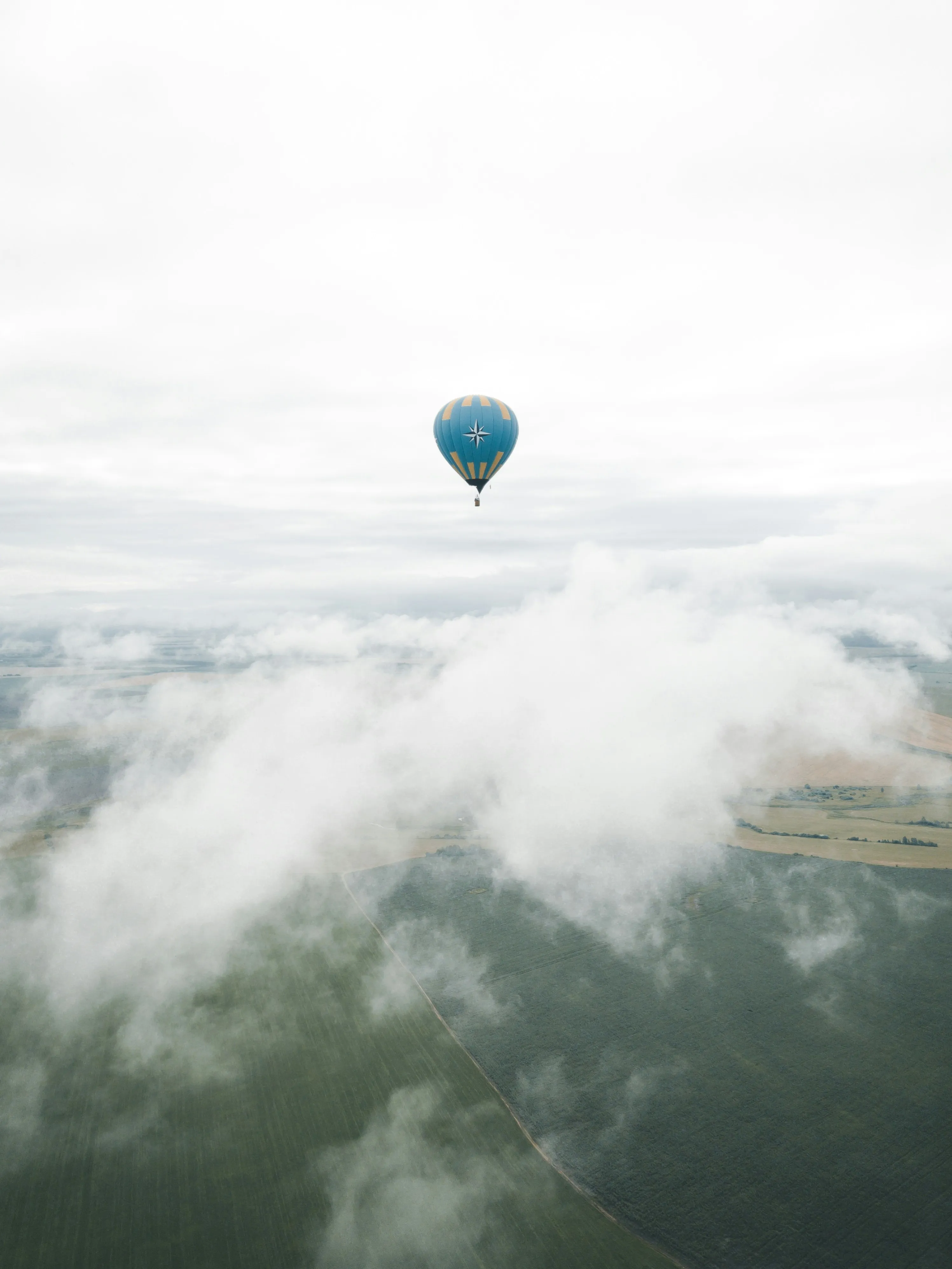 Hot Air Balloon Floating above White Cloud Sea Wallpaper
