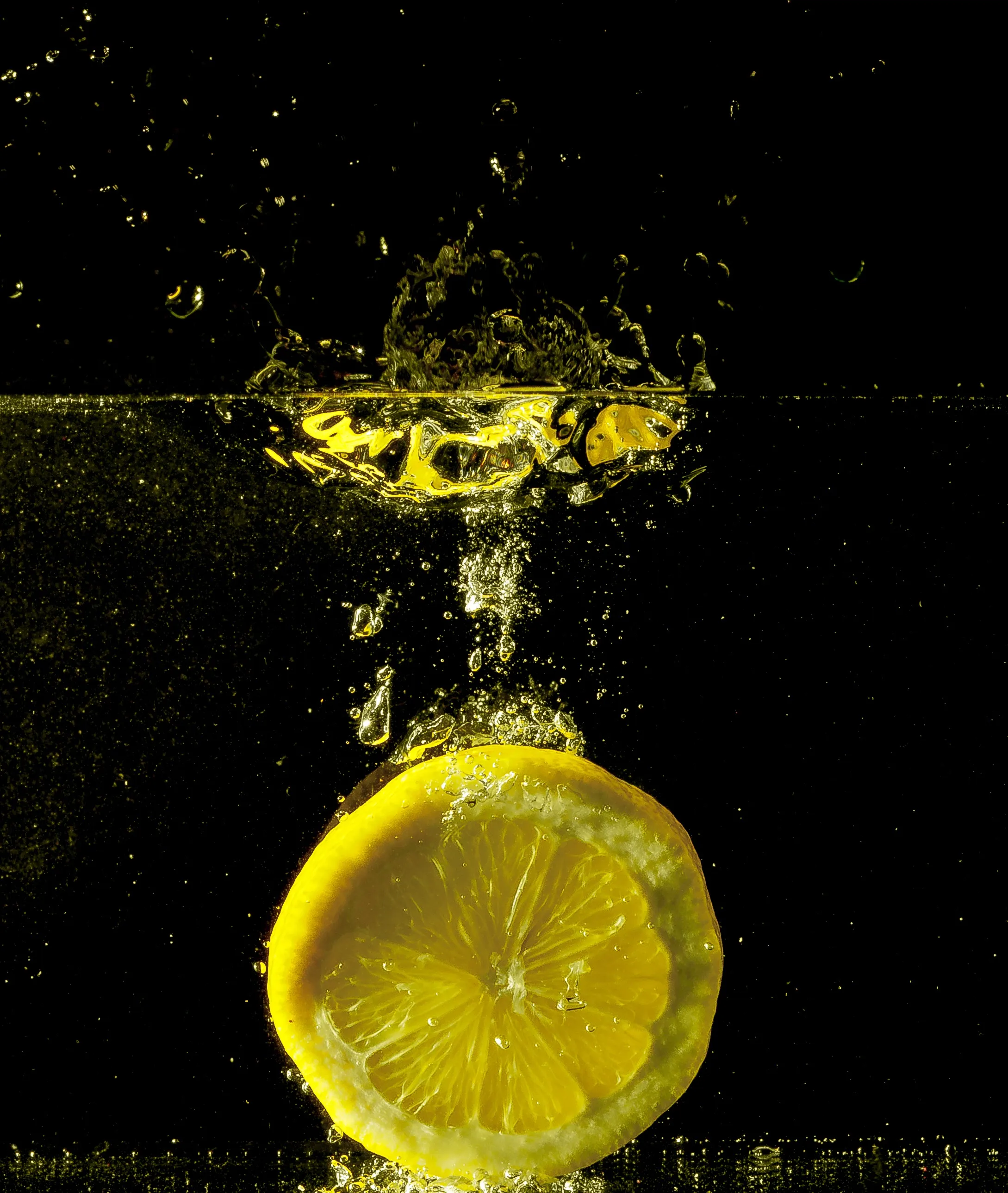 Lemon Slice Dropped in Water Splash in Motion Wallpaper
