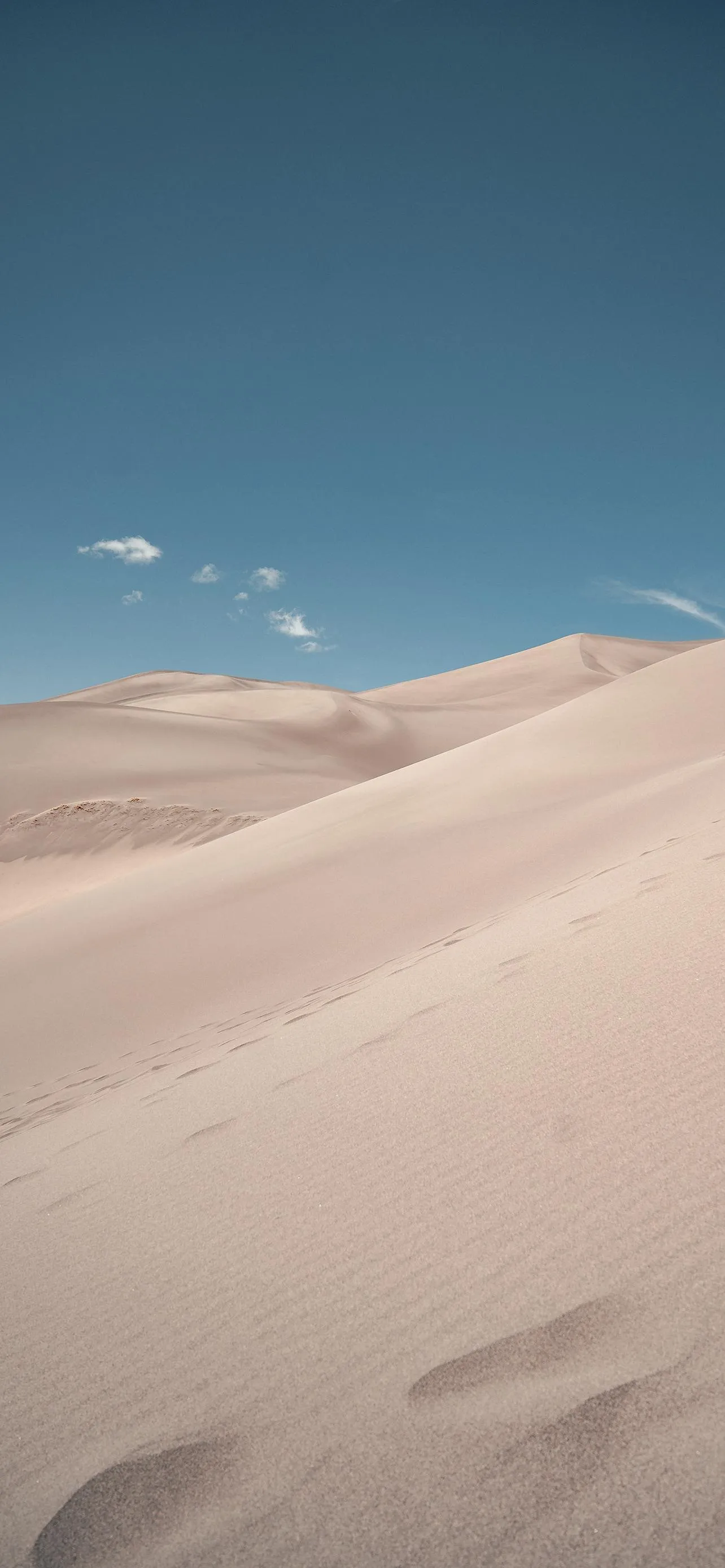 Minimal Desert Dunes under Bright Clear Sky Wallpaper