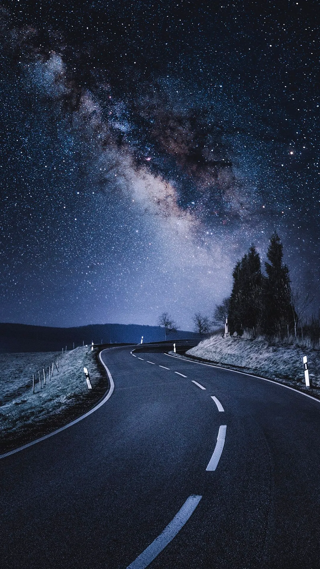 Mobile Wallpaper of Night Road Through Forest Under Starry Sky