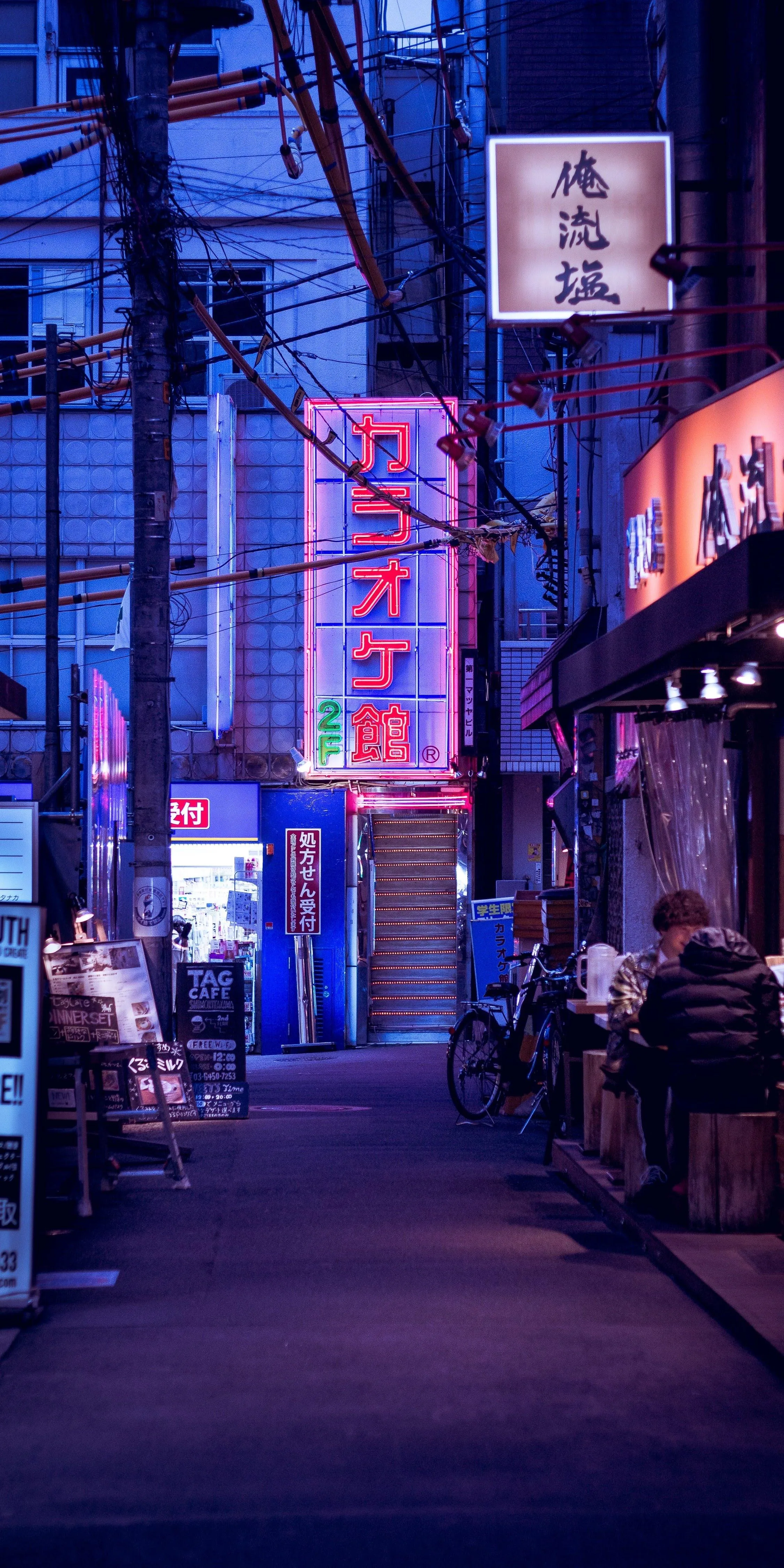 Night City Street Scene with Bright Neon Signs Wallpaper