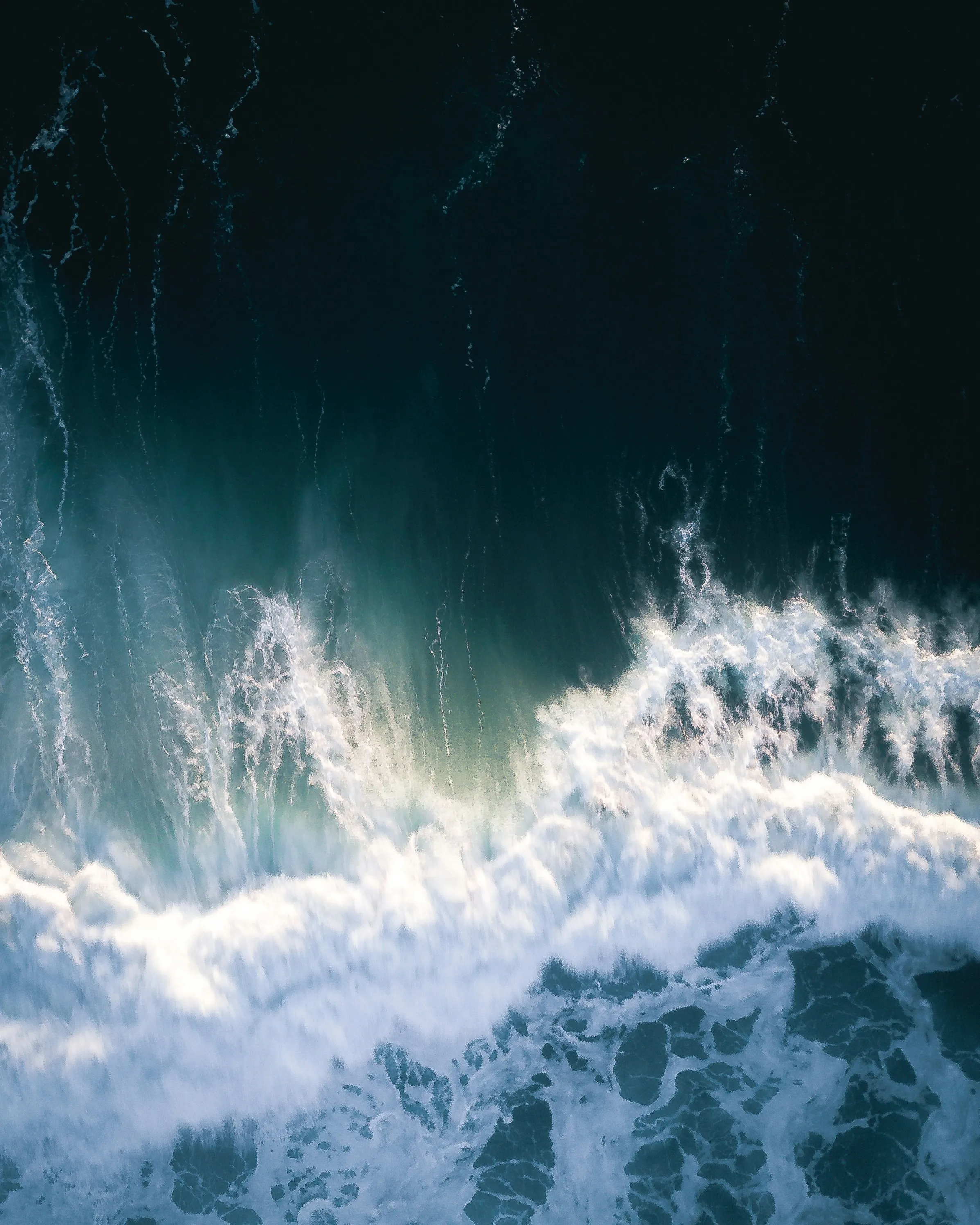 Ocean Wave Crashing with White Foam Spray Wallpaper