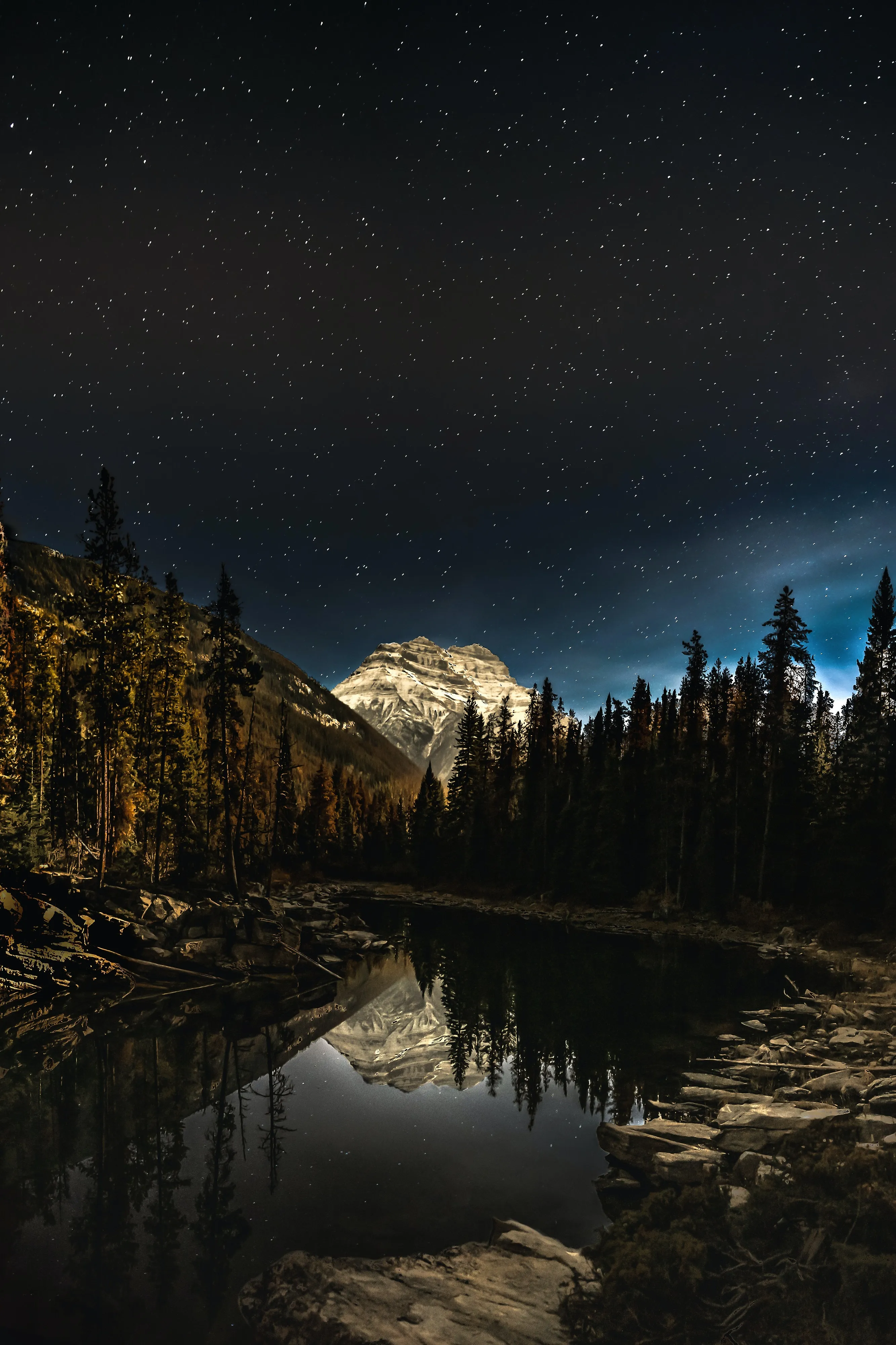 Reflection of Mountains on Peaceful Lake Surface Wallpaper