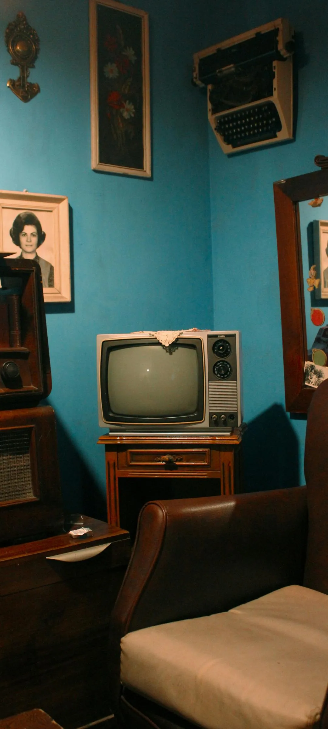 Retro TV Setup with Classic Furniture and Decoratin HD