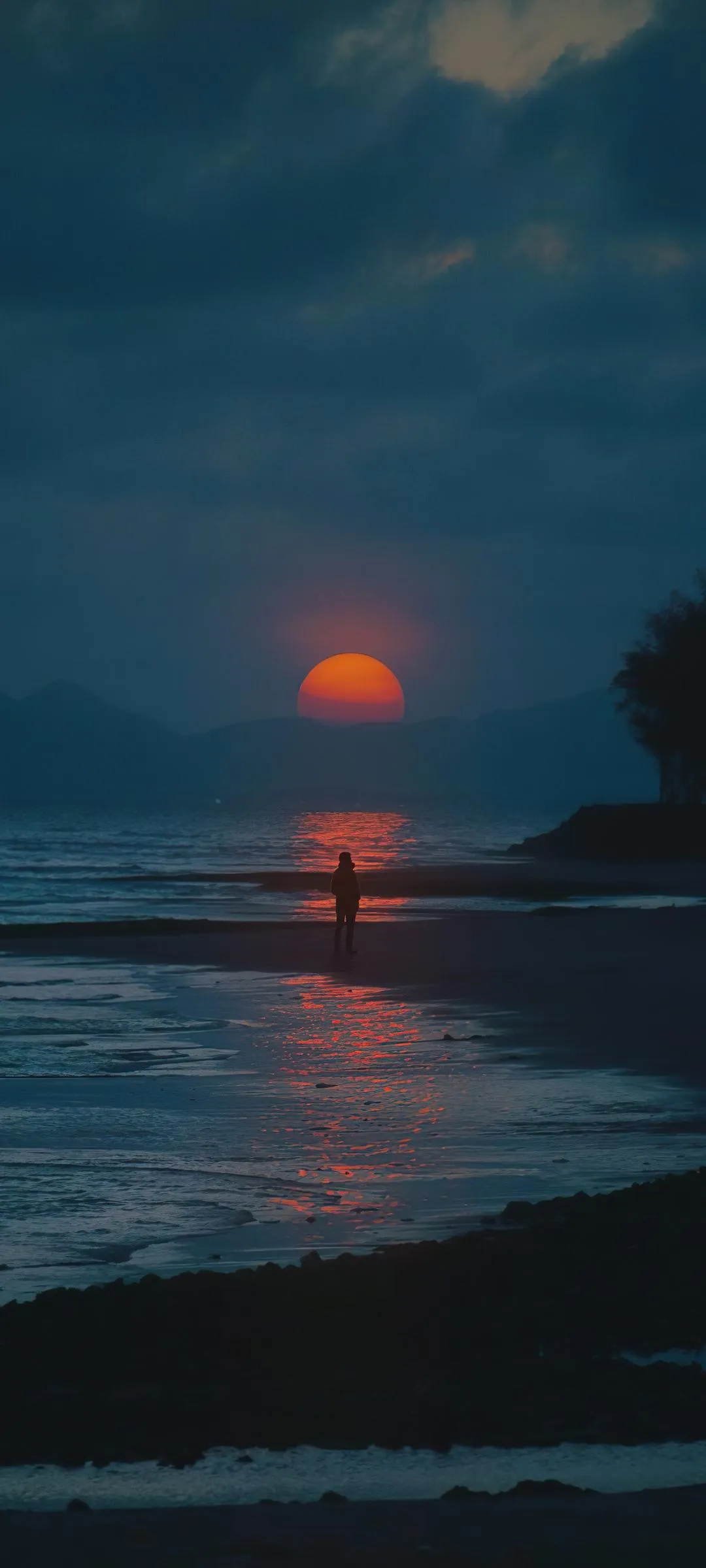 Sunset Reflection over Calm Ocean Waves Horizon Wallpaper