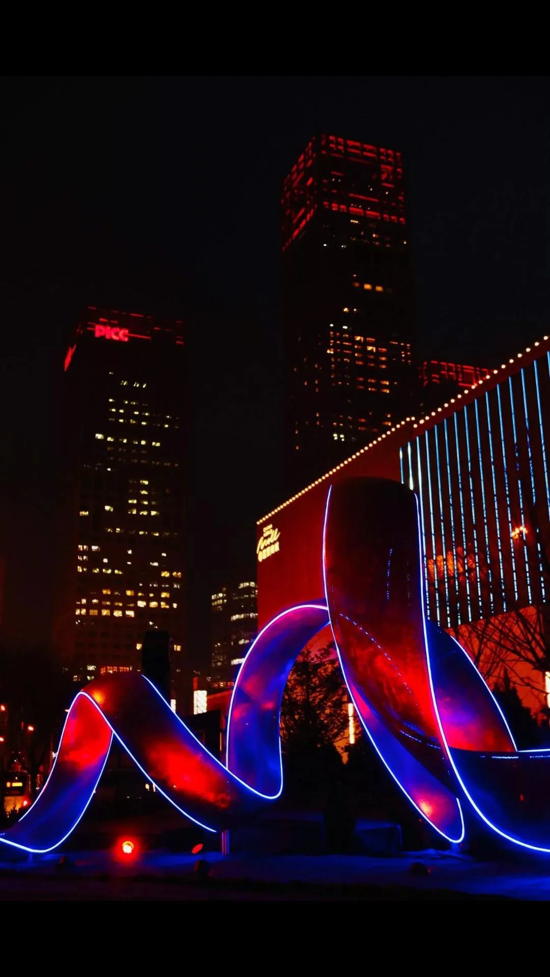 Vibrant City Lights Urban Night Photography Wallpaper