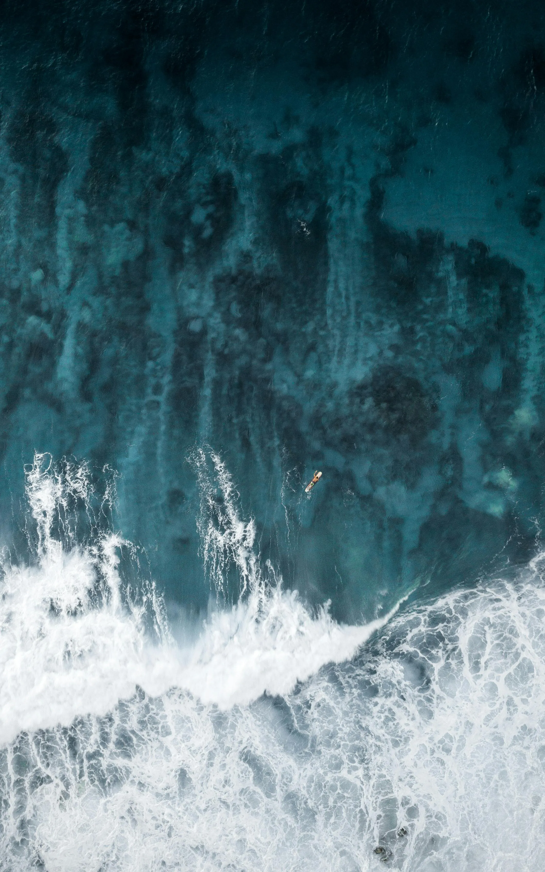 View of Ocean Waves Crashing on Shoreline HD Image