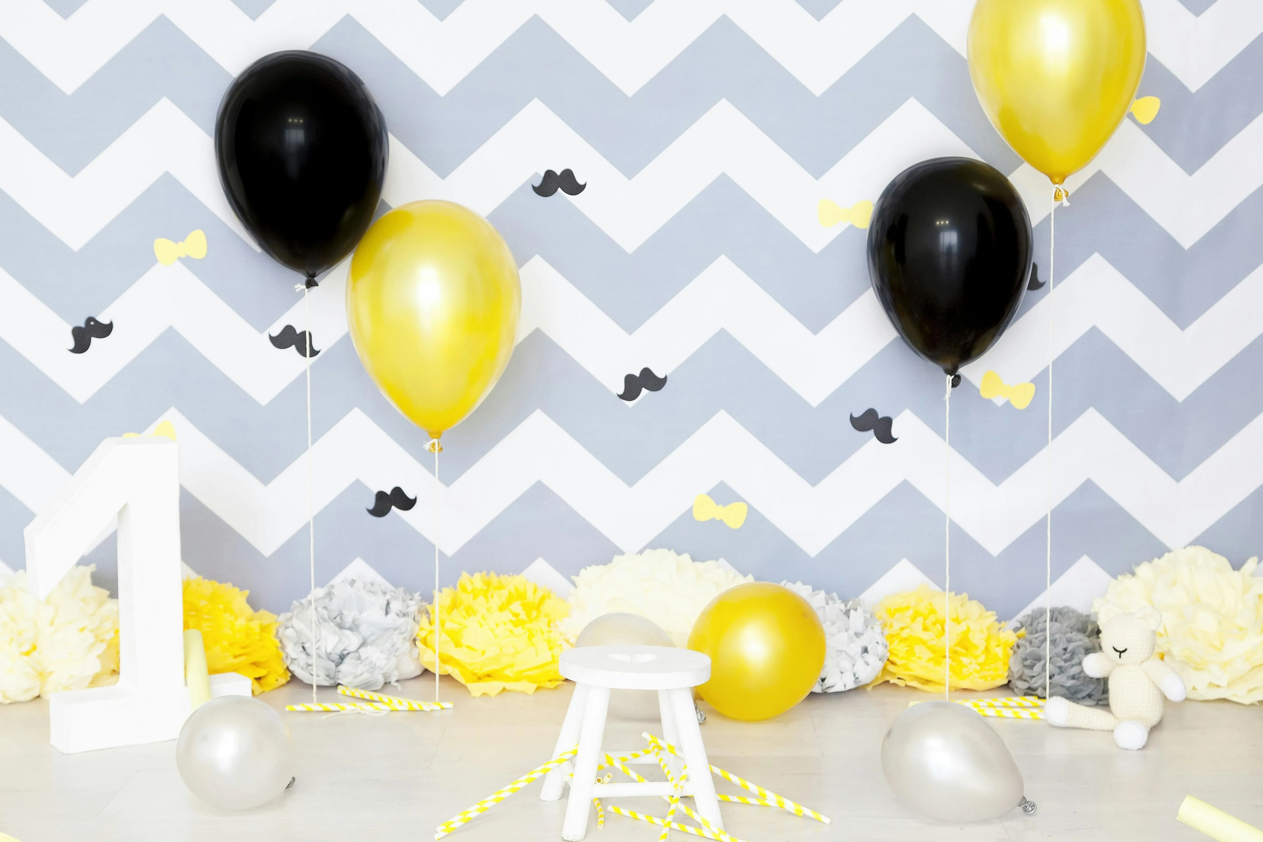 Black and gold balloons with chevron wall party decoration