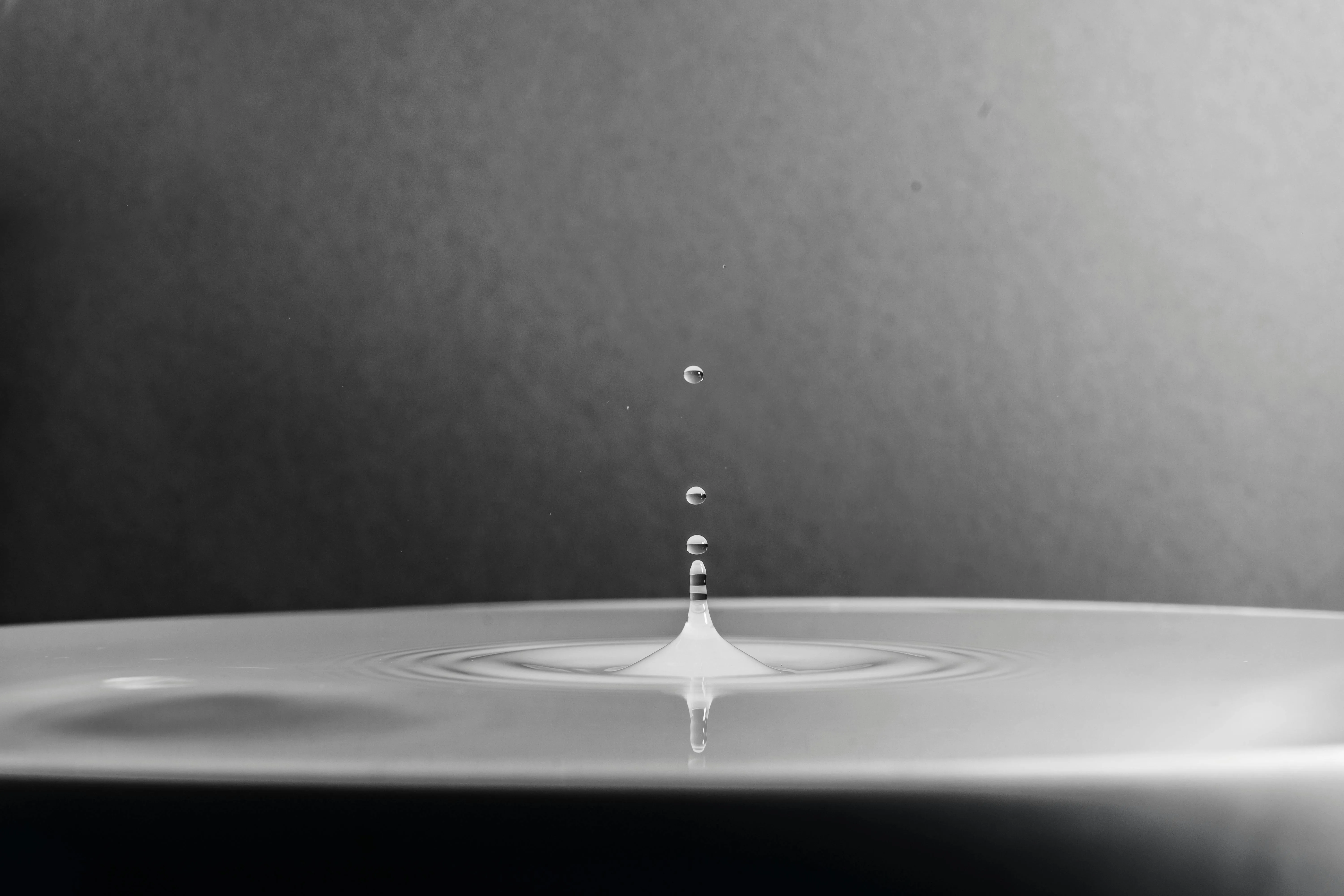 Black and white photo of a water drop splash ripple 4K image