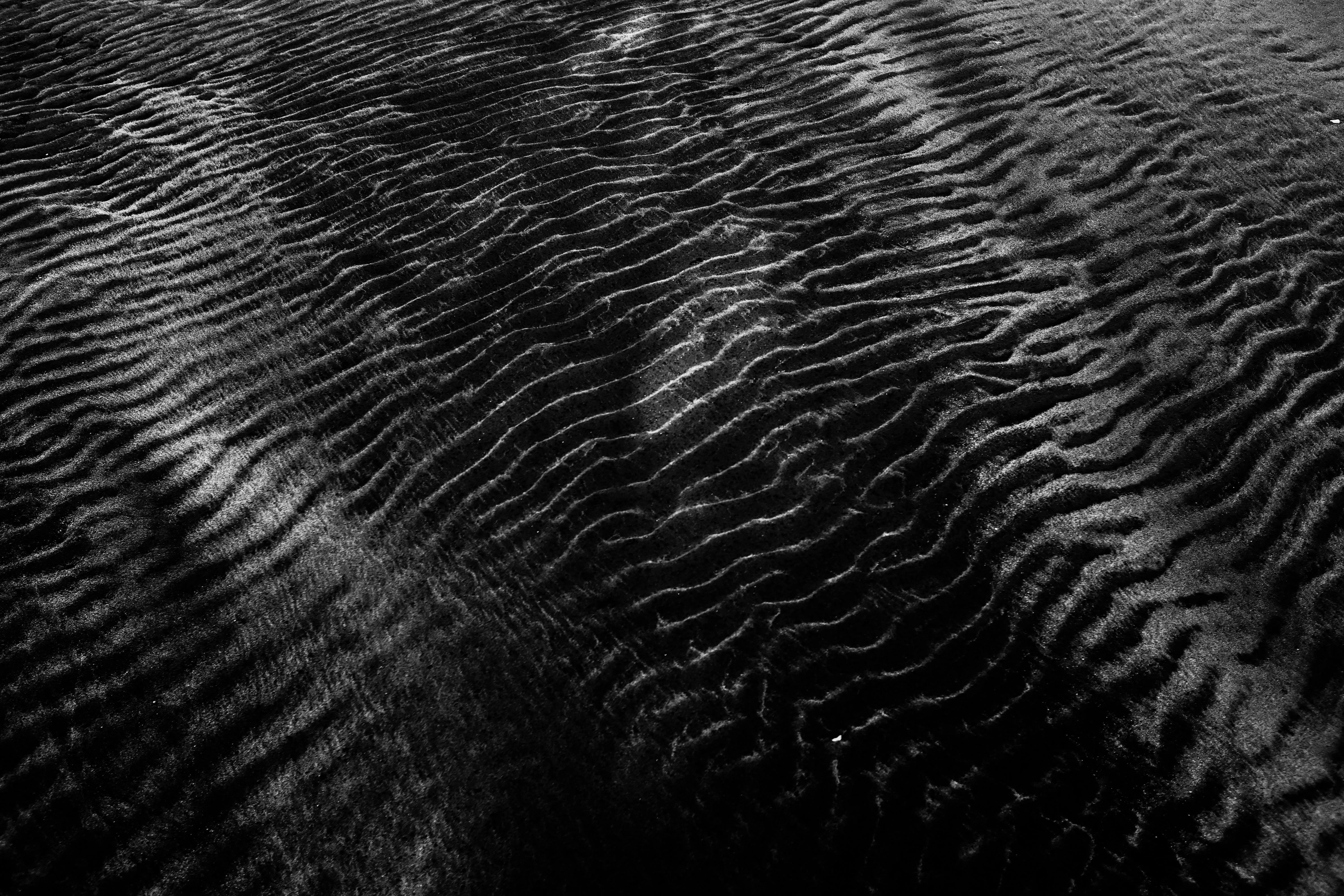 Black and white sand mound with wavy texture free Wallpaper