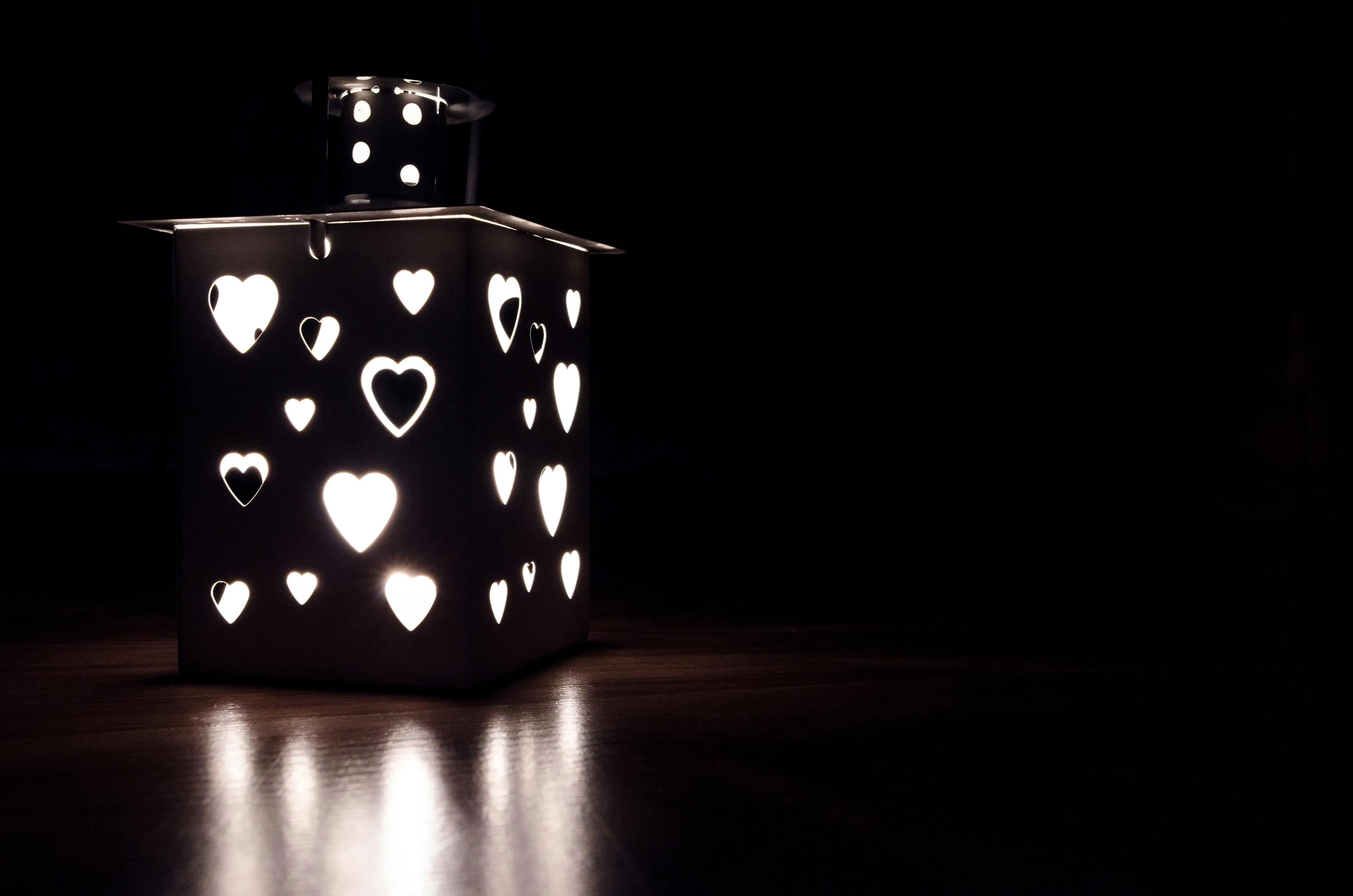 Black lantern with heart glowing in the dark Wallpaper 4K