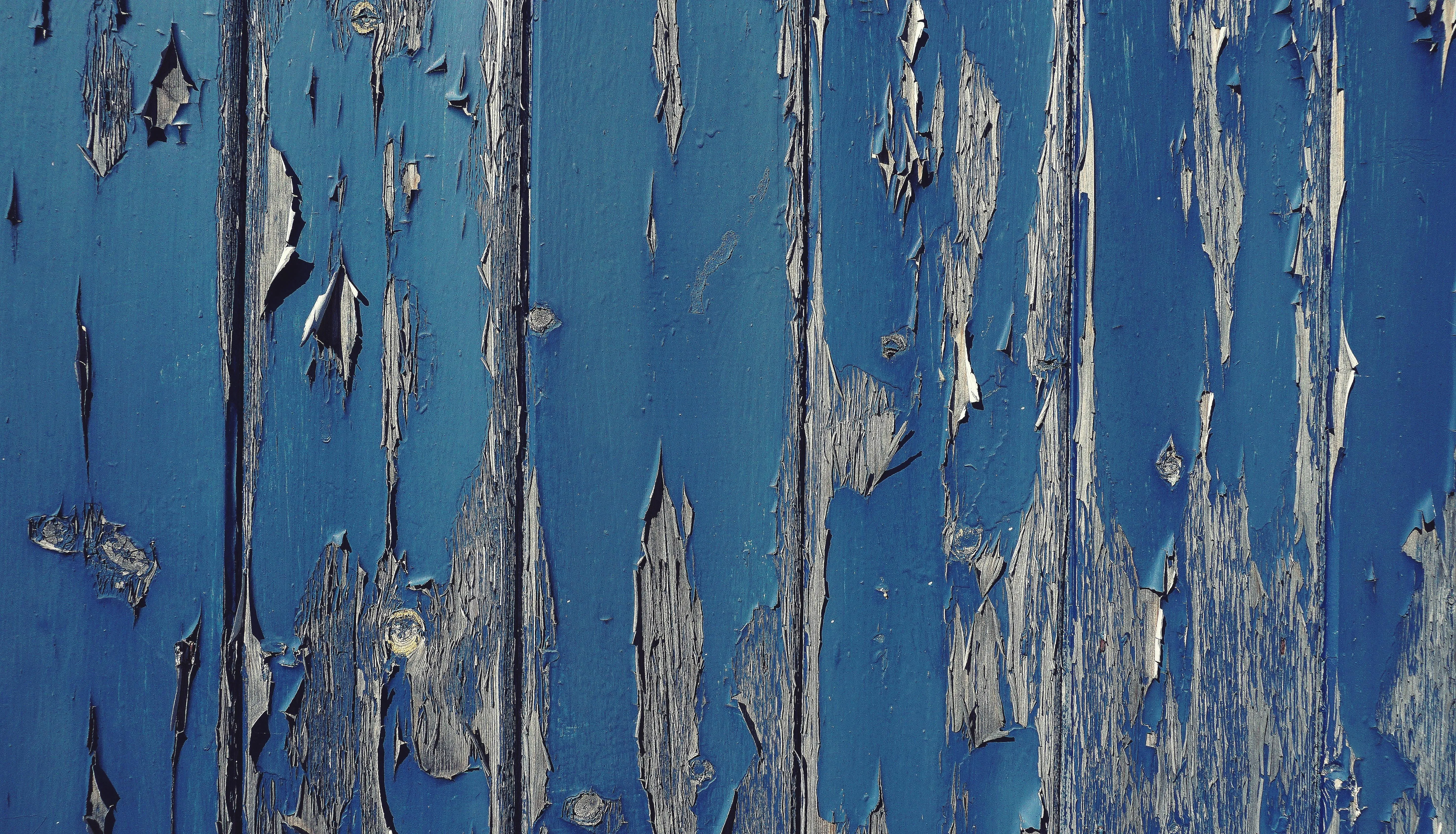 Blue wooden fence with peeling paint free 4K Wallpaper