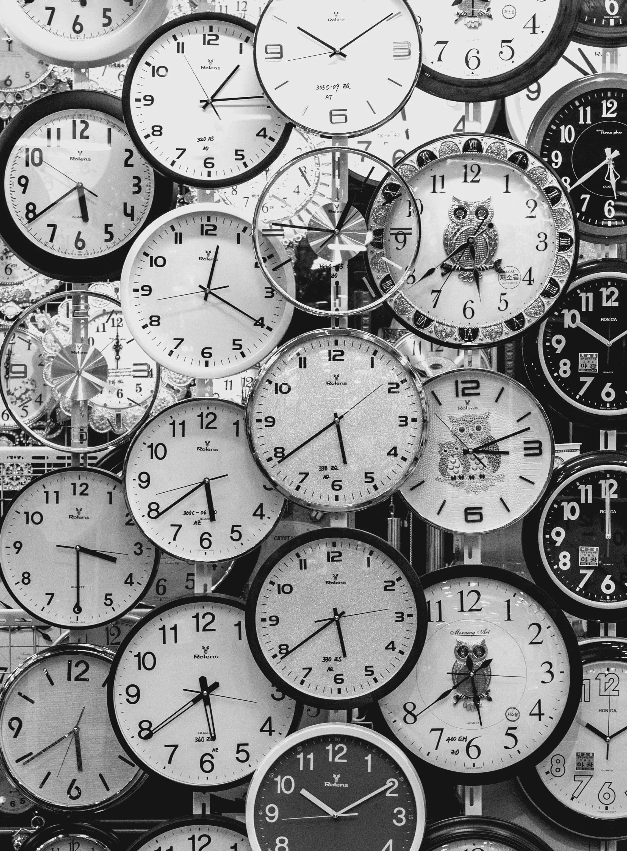 Collection of Analog clocks in black and white Wallpaper