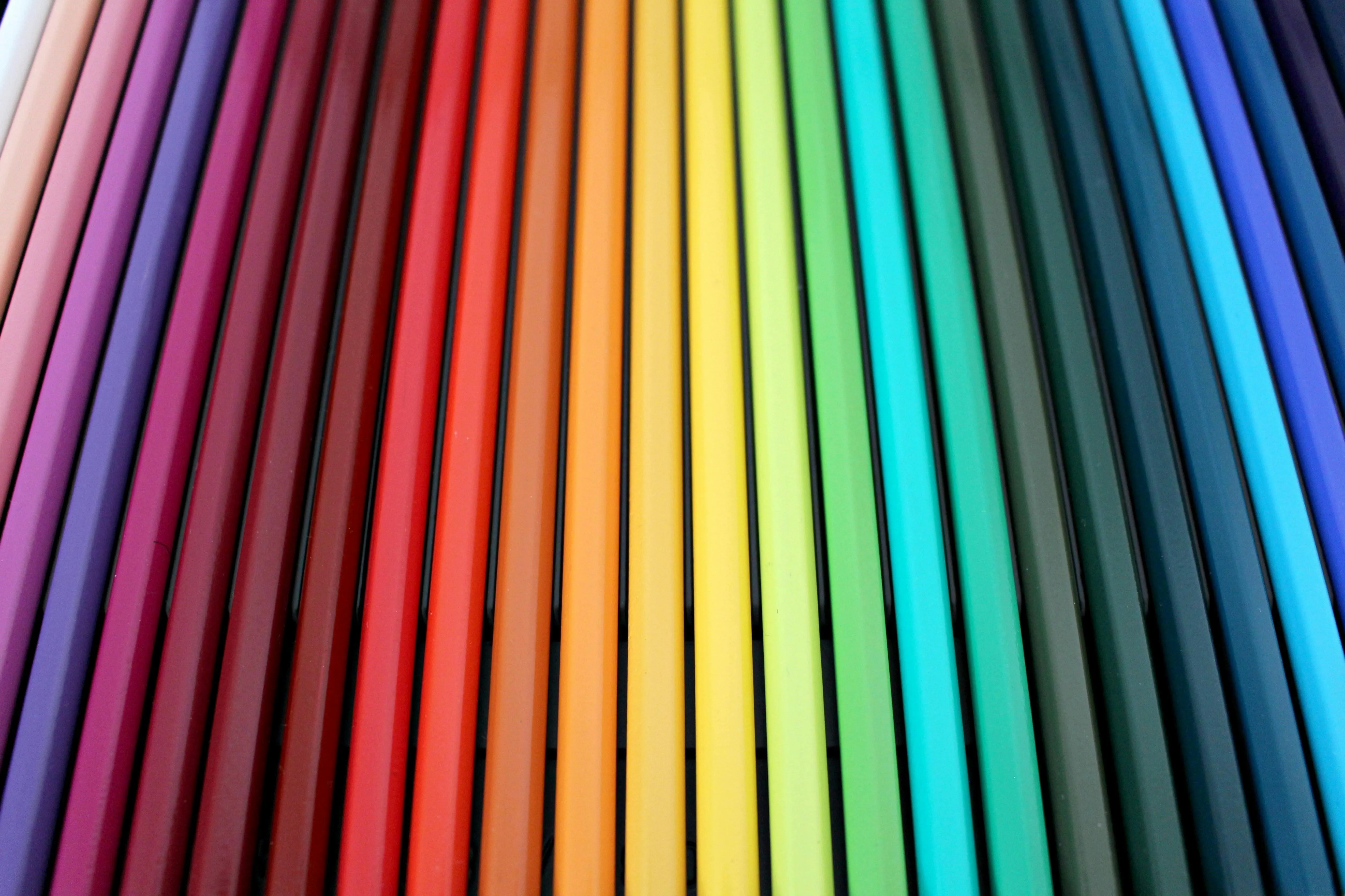 Coloured pencils arranged in rainbow order free Wallpaper