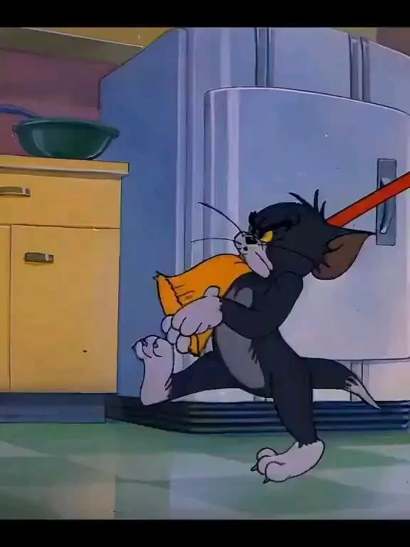 Tom running with an angry face in kitchen scene wallpaper