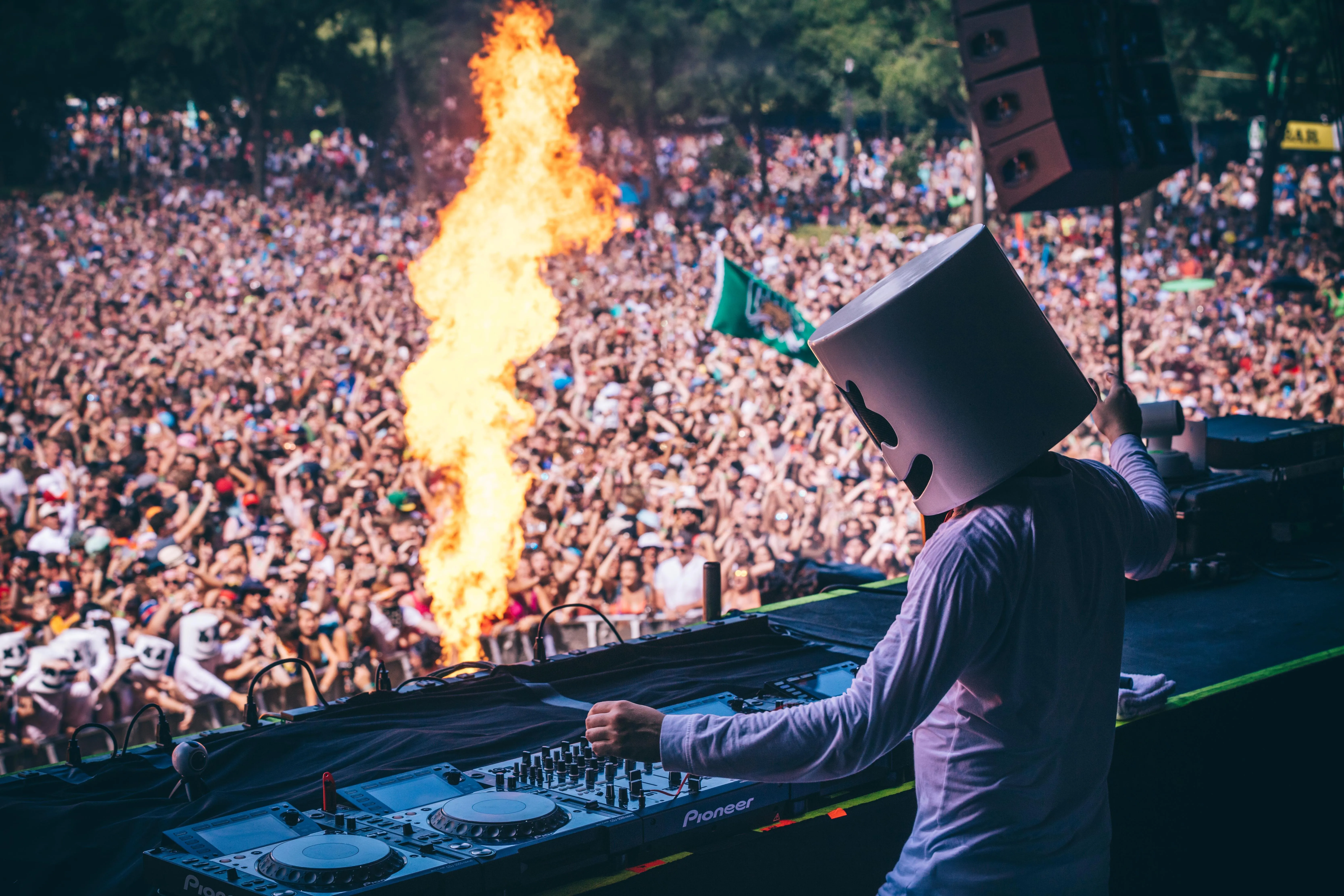 Massive Music Festival Live with Edm Dj Wallpaper Hd