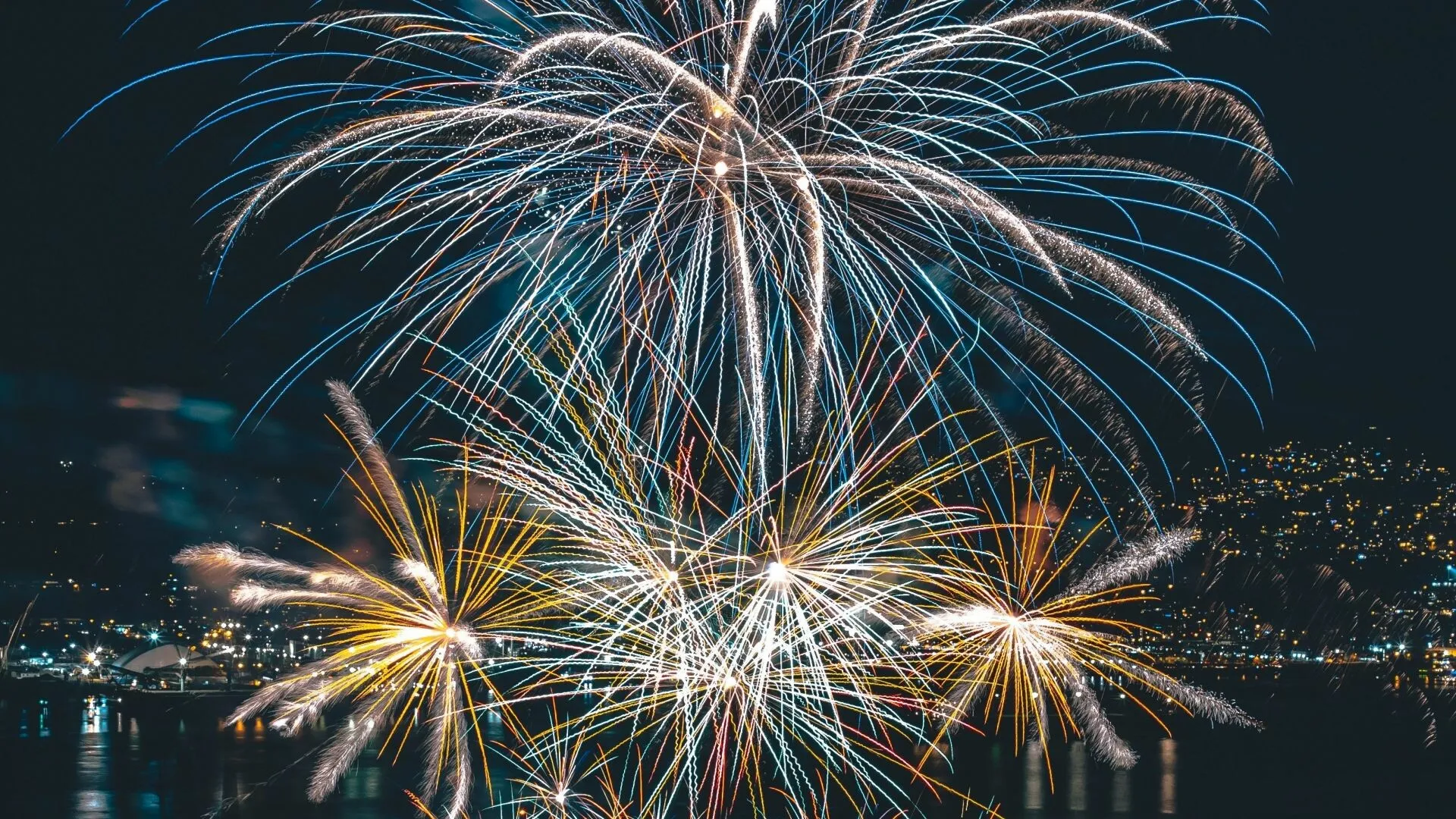 Portrait View Wallpaper of Stunning Firework Show HD Free
