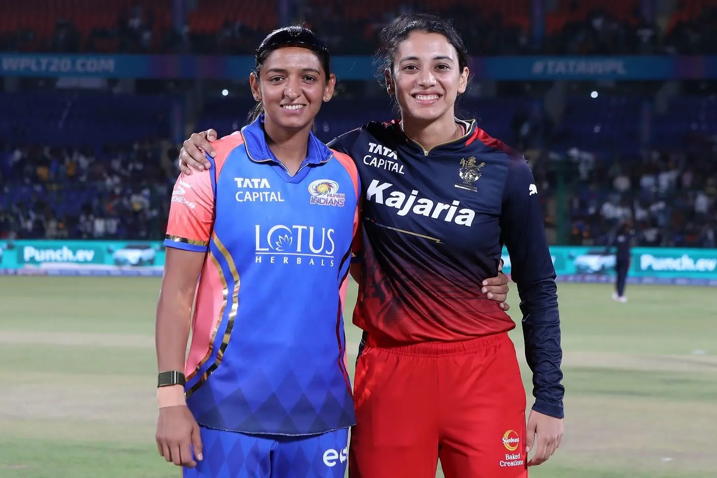 Smriti Mandhana and Harmanpreet Kaur posing before a match