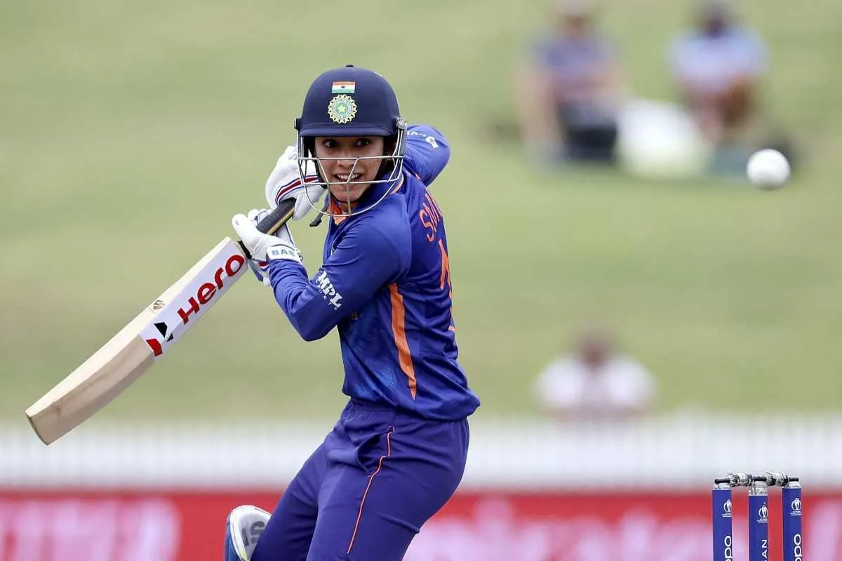 Smriti Mandhana Batting in Blue Jersey On Field wallpaper