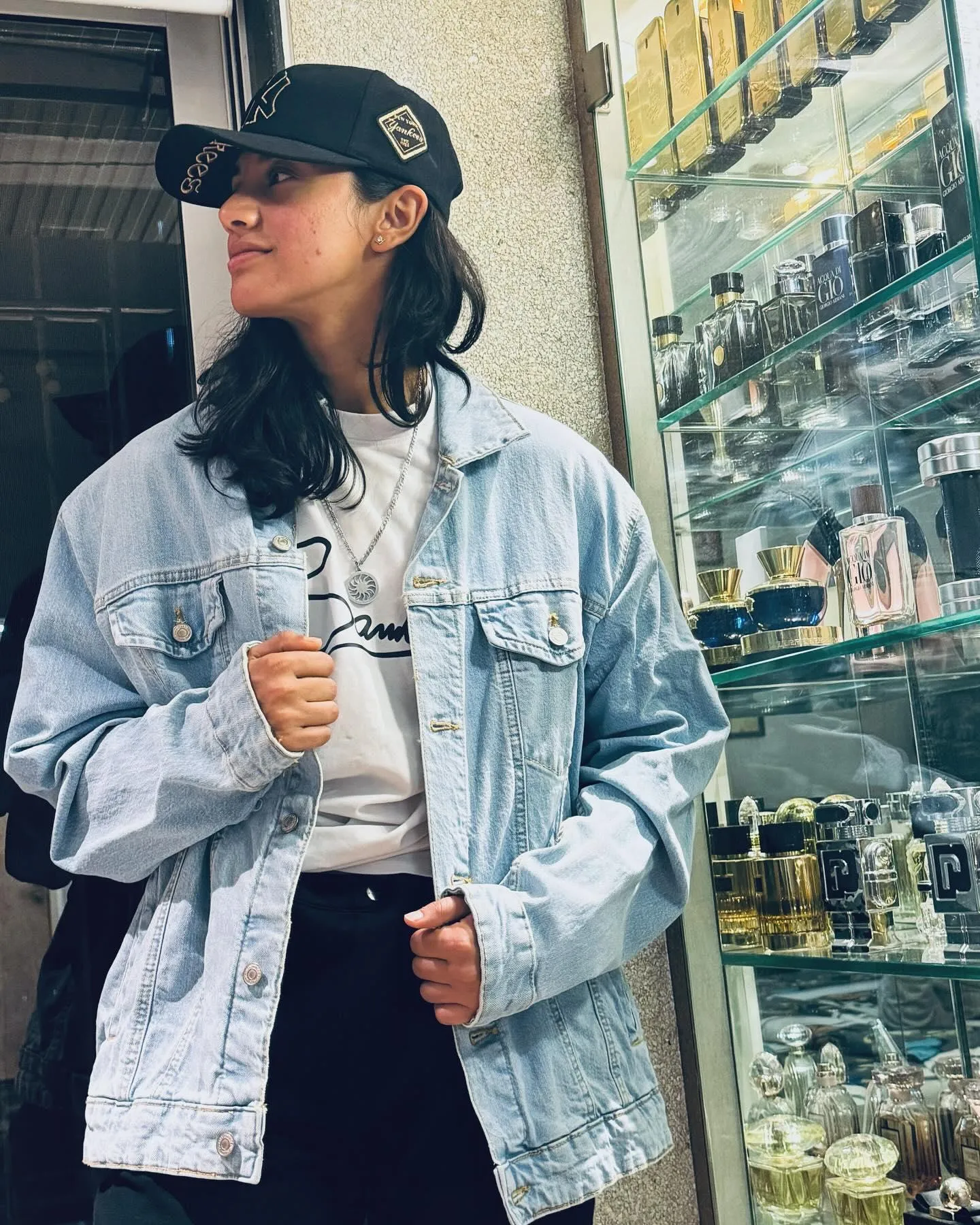 Smriti Mandhana browsing items in a sportswear store