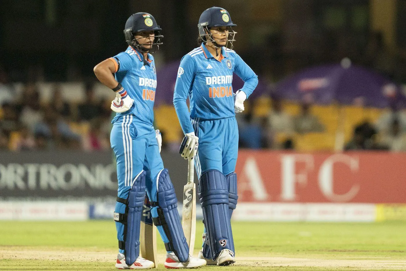 Smriti Mandhana celebrating success with the team wallpaper