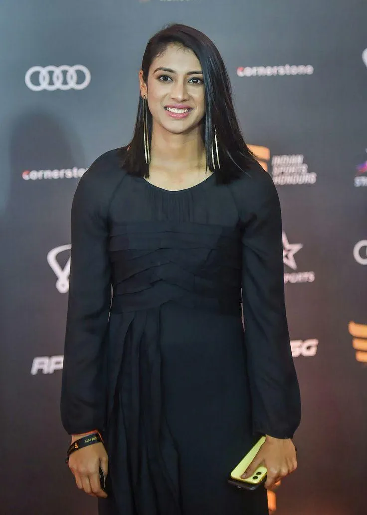 Smriti Mandhana Fashionable Look in Black Outfit wallpaper