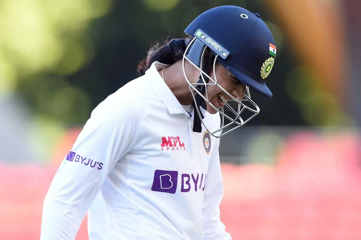 Smriti Mandhana Focused in Test Cricket Match wallpaper