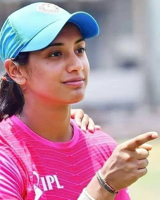 Smriti Mandhana in Pink Jersey Ready for Action wallpaper