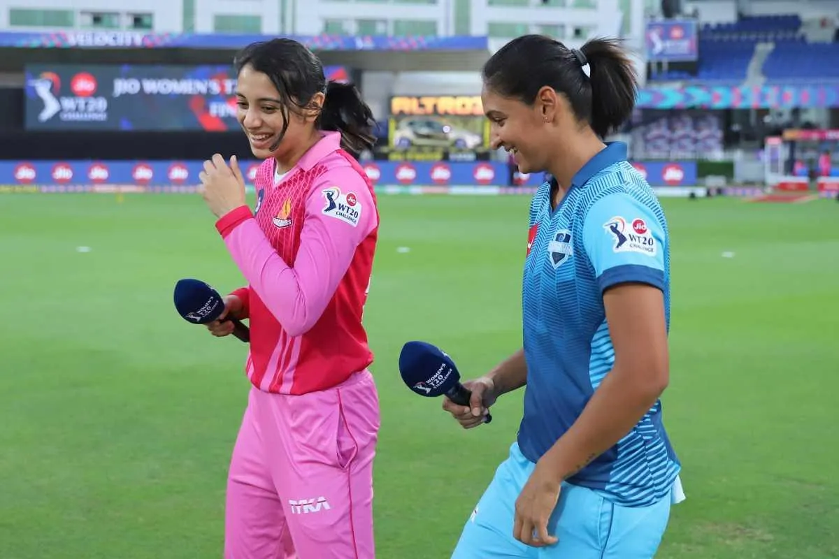 Smriti Mandhana in Pink Kit Chatting on the Field wallpaper
