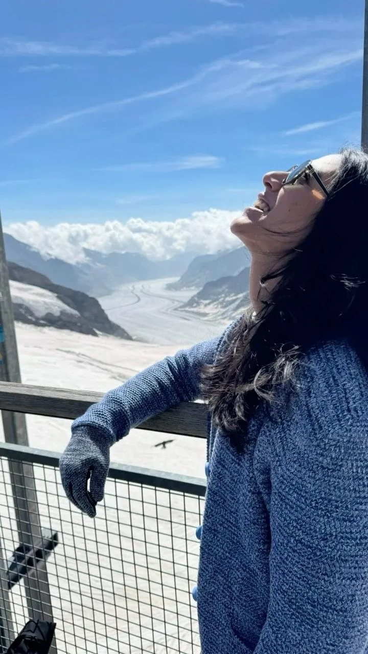 Smriti Mandhana looking out the window of a plane wallpaper