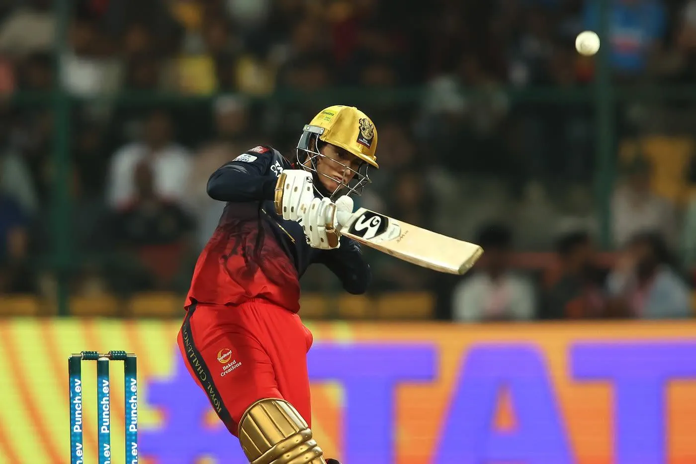 Smriti Mandhana Playing in Red Jersey During Match wallpaper
