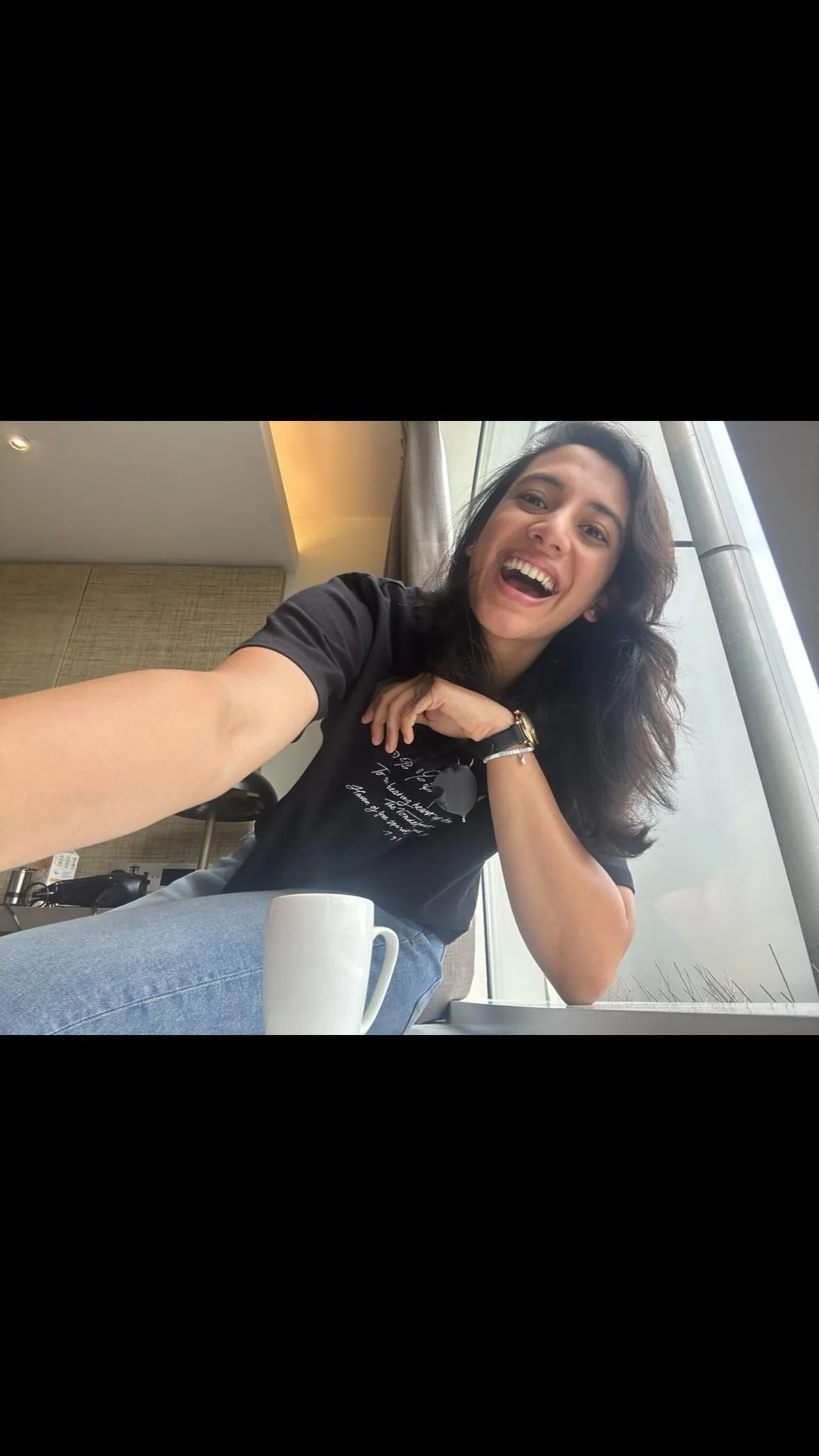 Smriti Mandhana posing for a casual selfie wallpaper