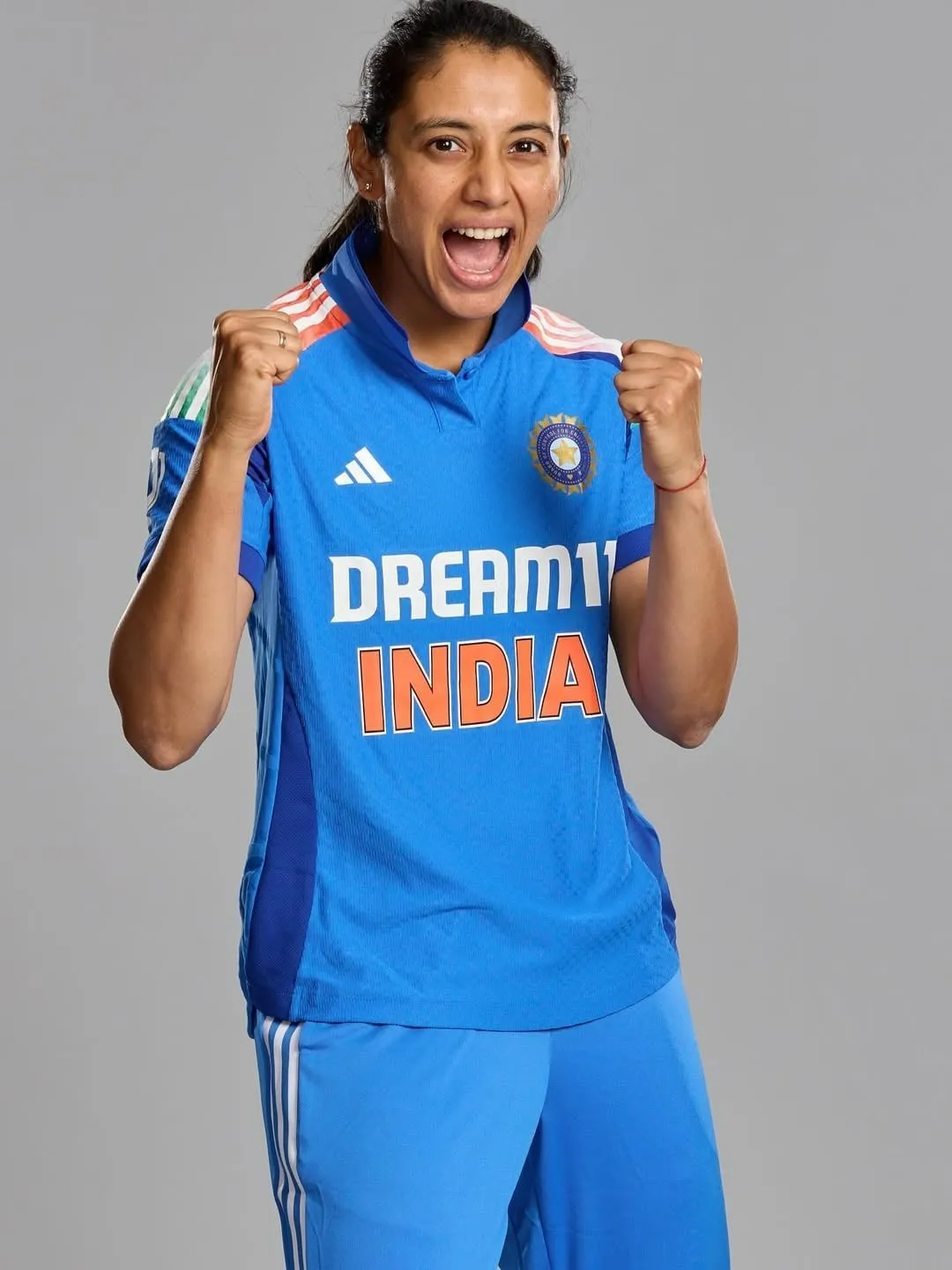 Smriti Mandhana posing in her blue cricket kit wallpaper