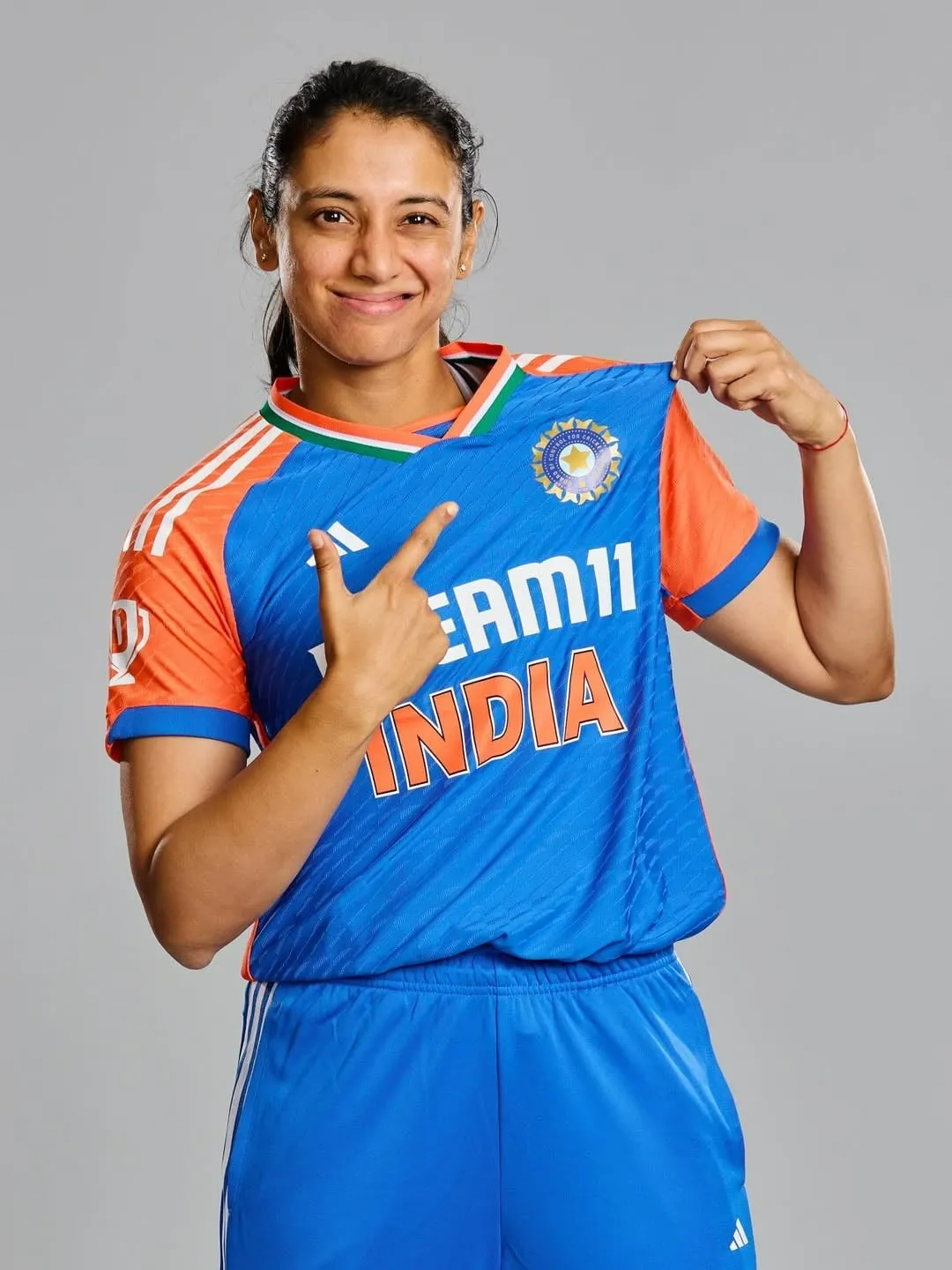 Smriti Mandhana posing in India jersey free wallpaper