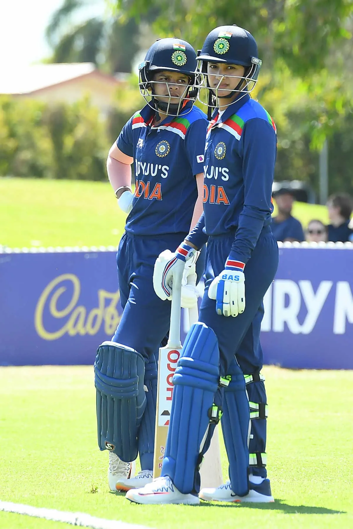Smriti Mandhana Posing with Cricket Teammate wallpaper
