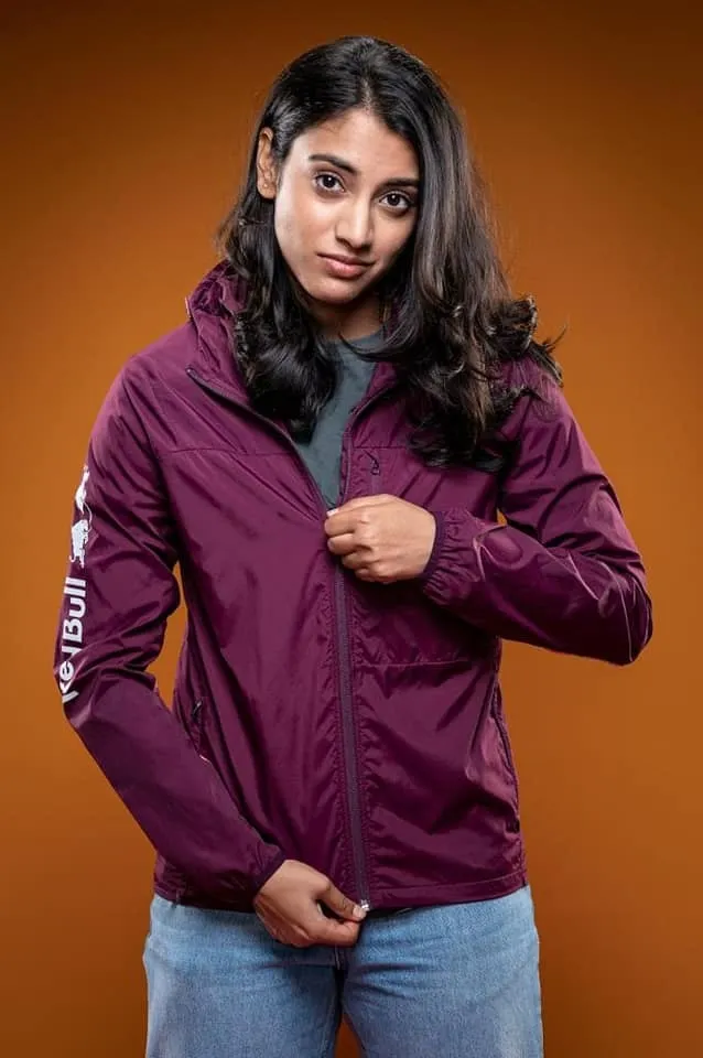 Smriti Mandhana Posing with Her Medal in Style wallpaper