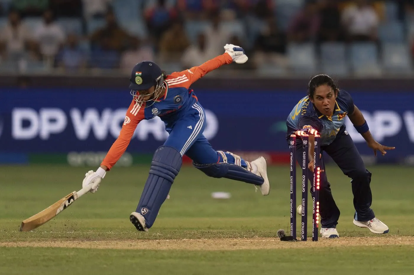 Smriti Mandhana preparing for a cricket delivery wallpaper