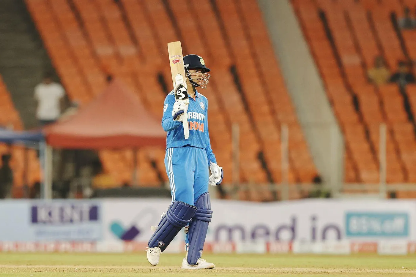 Smriti Mandhana preparing to bowl in a cricket match