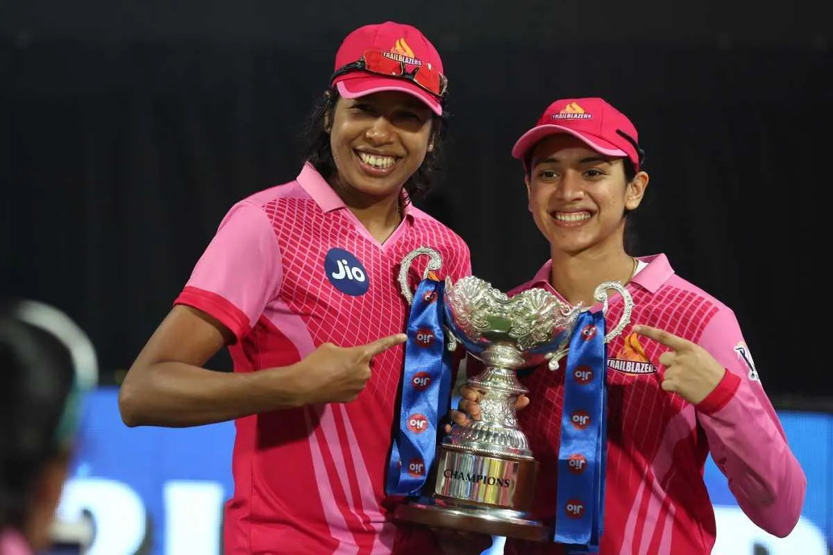 Smriti Mandhana Sitting with Teammate in Pink Kit wallpaper