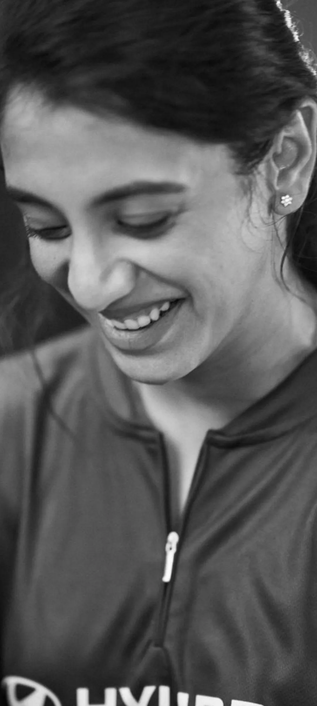 Smriti Mandhana Smiling Brightly in Sports Gear wallpaper