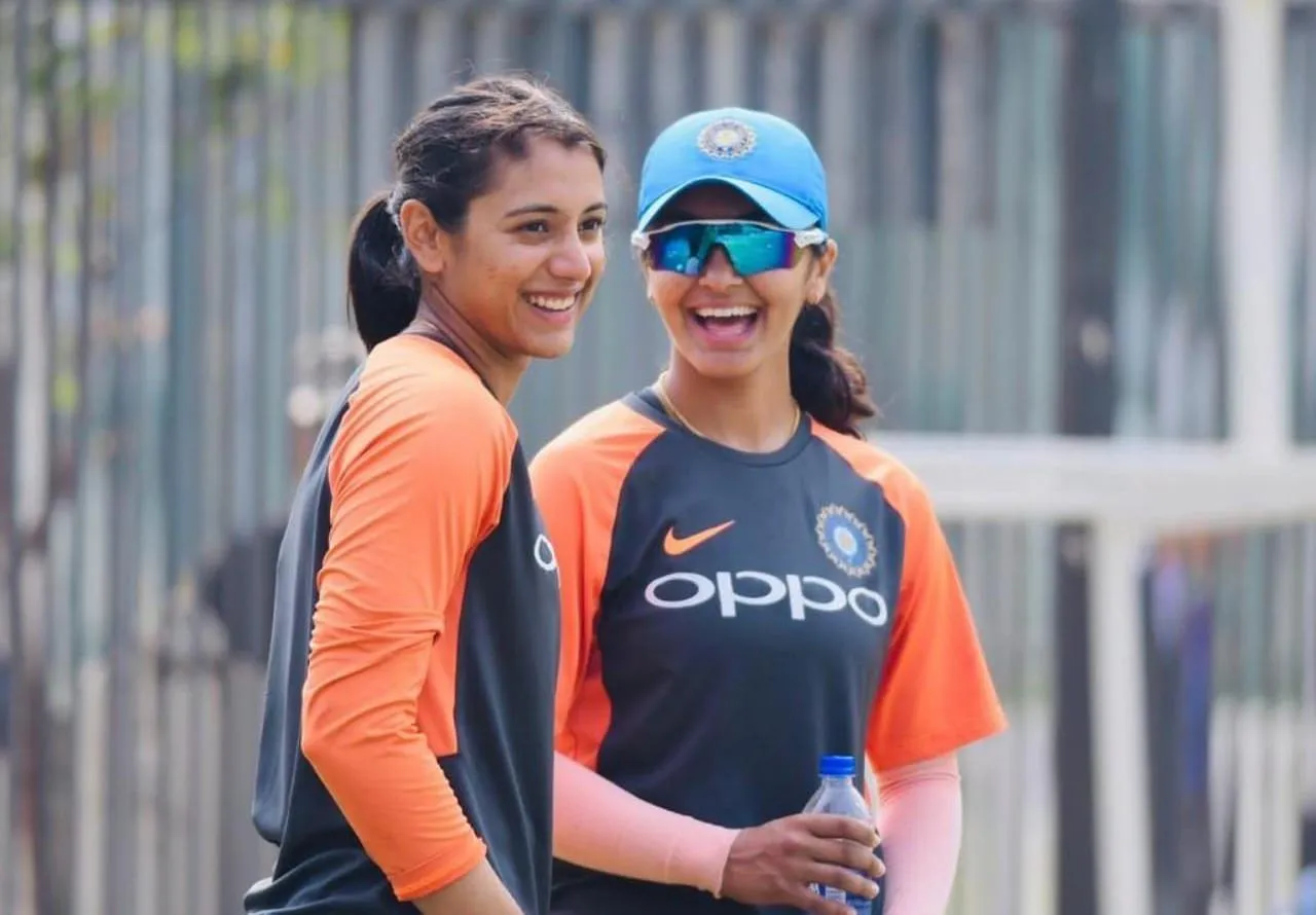 Smriti Mandhana Talking with Teammate in Dugout wallpaper