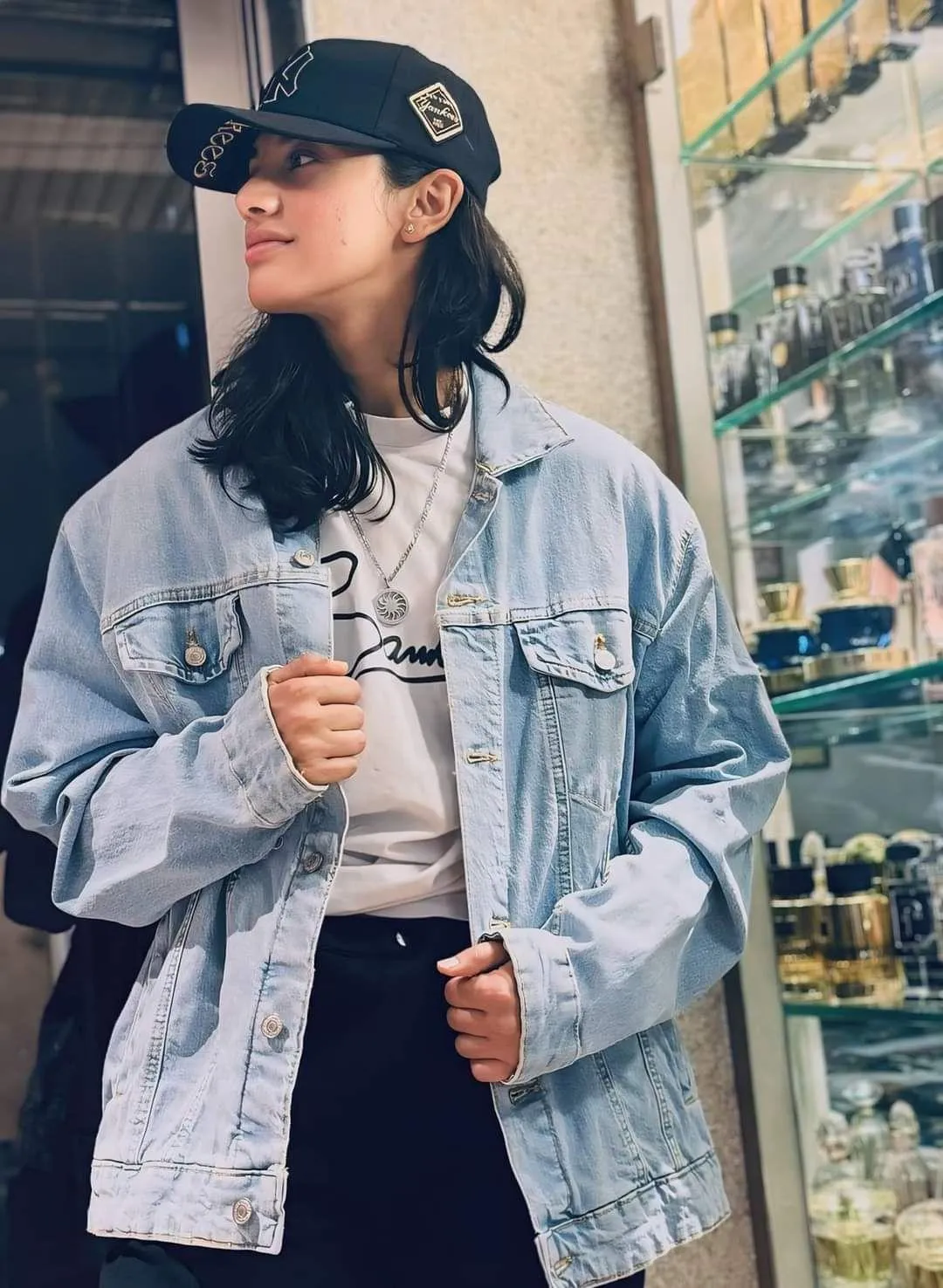 Smriti Mandhana walking in a relaxed outfit wallpaper