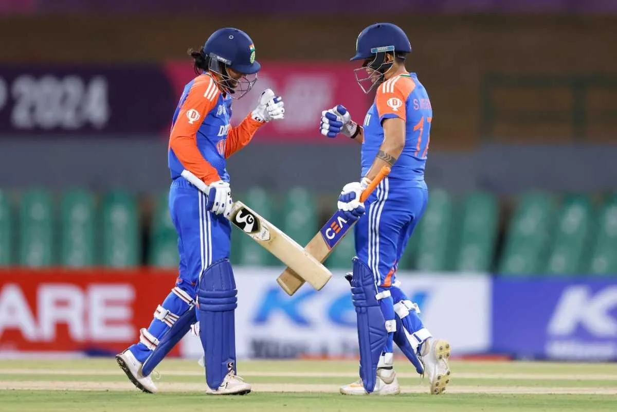 Smriti Mandhana Walking Off Pitch After Cricket Partnership