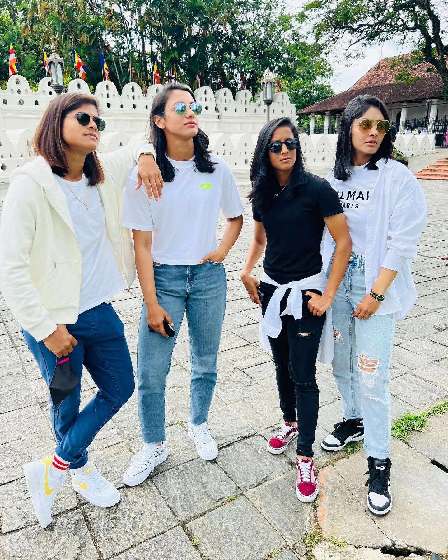 Smriti Mandhana Walking with Friends Casually wallpaper