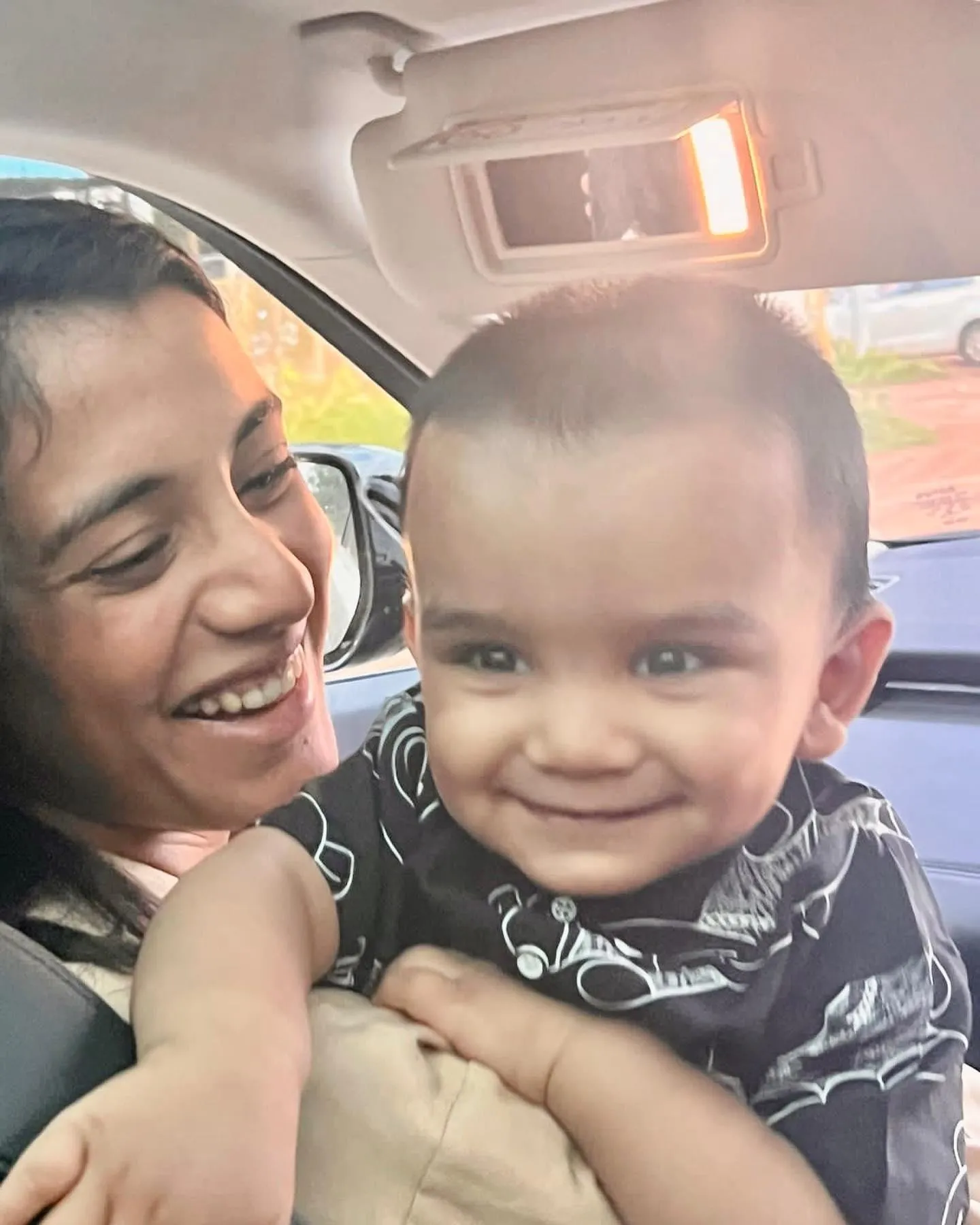 Smriti Mandhana with a child in a loving moment wallpaper